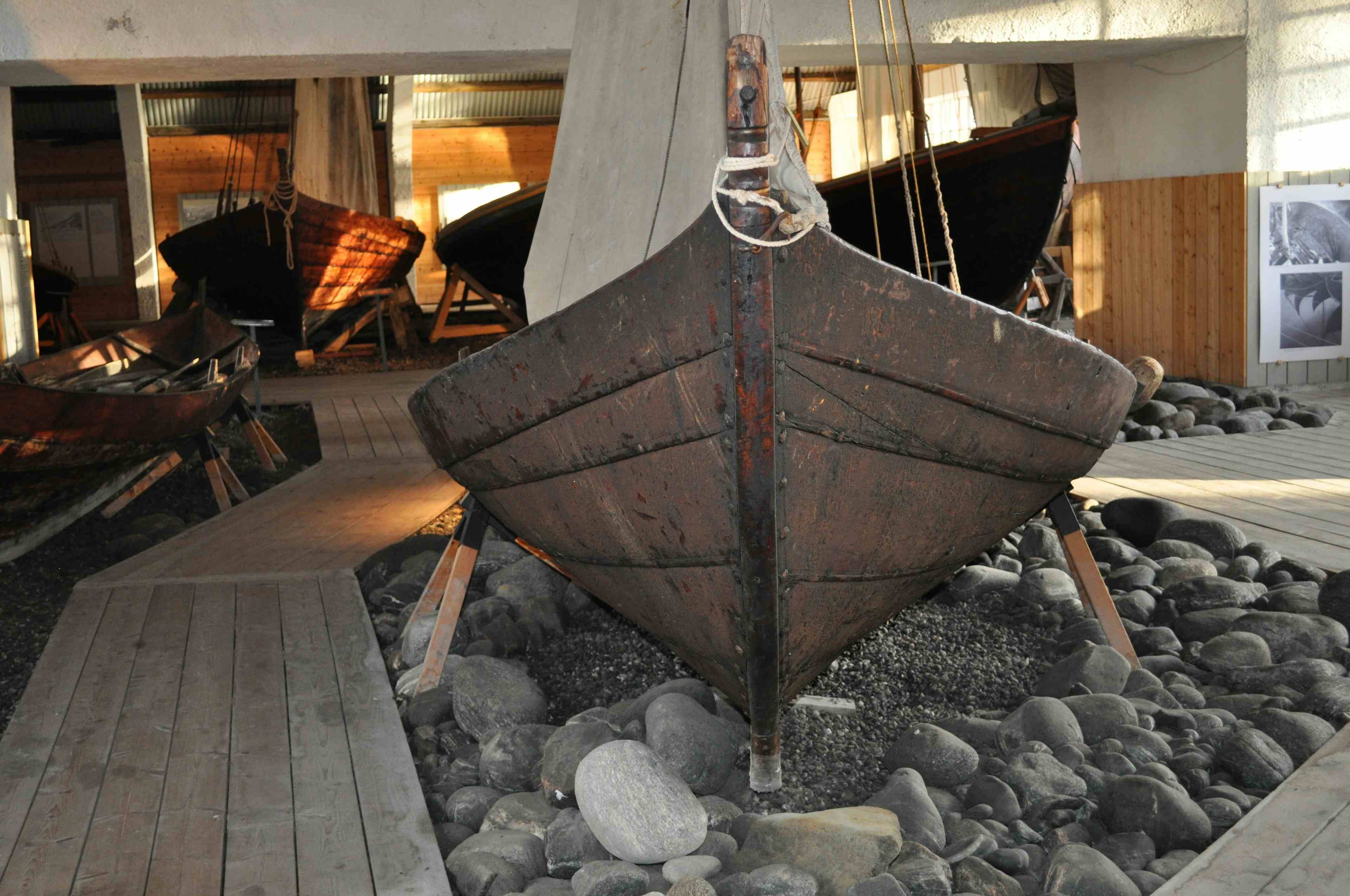 Stort vikingskoip i båthallen på Sunnmøre Museum