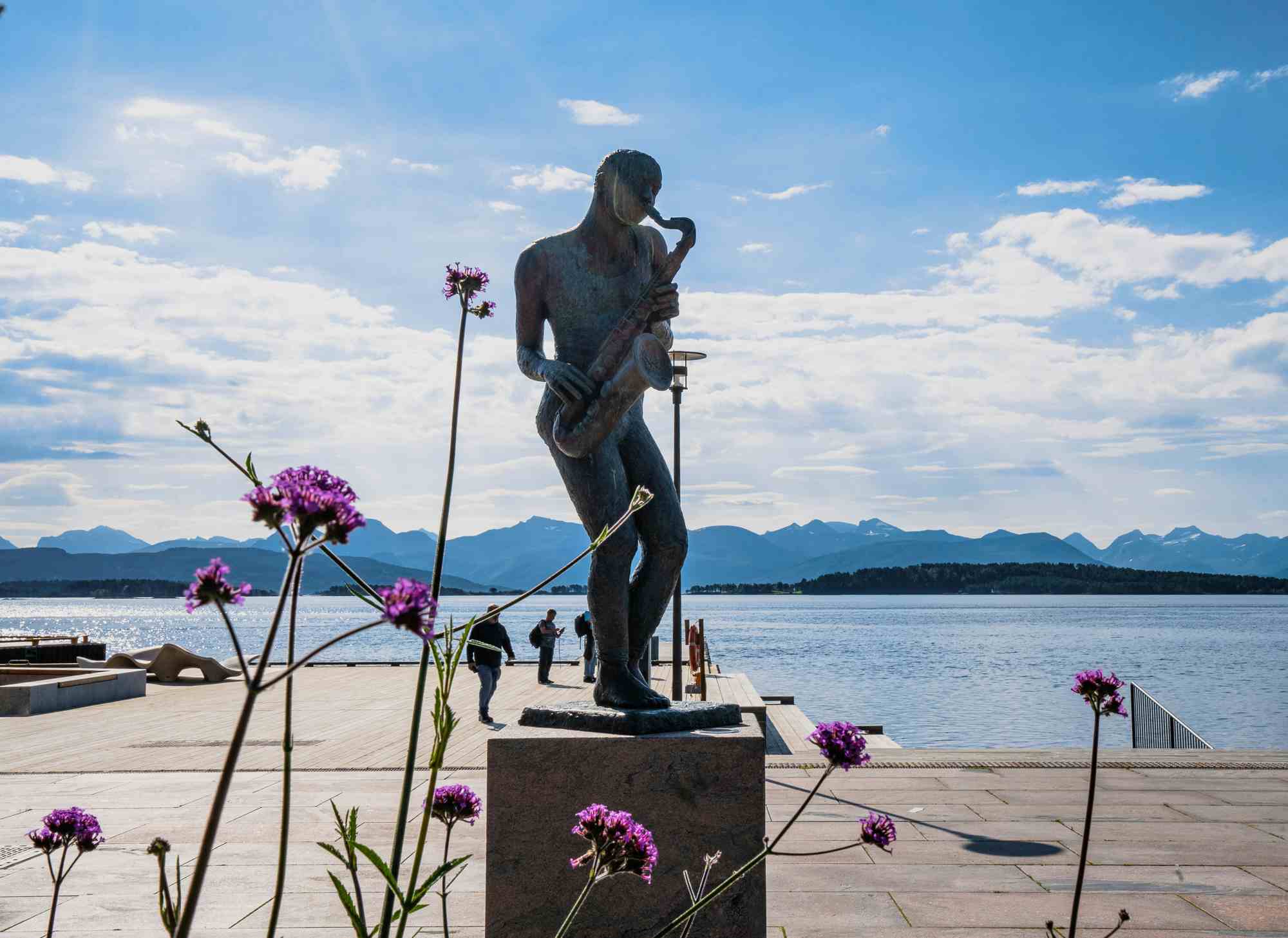 Bronseskulpturen Jazzgutten i Molde