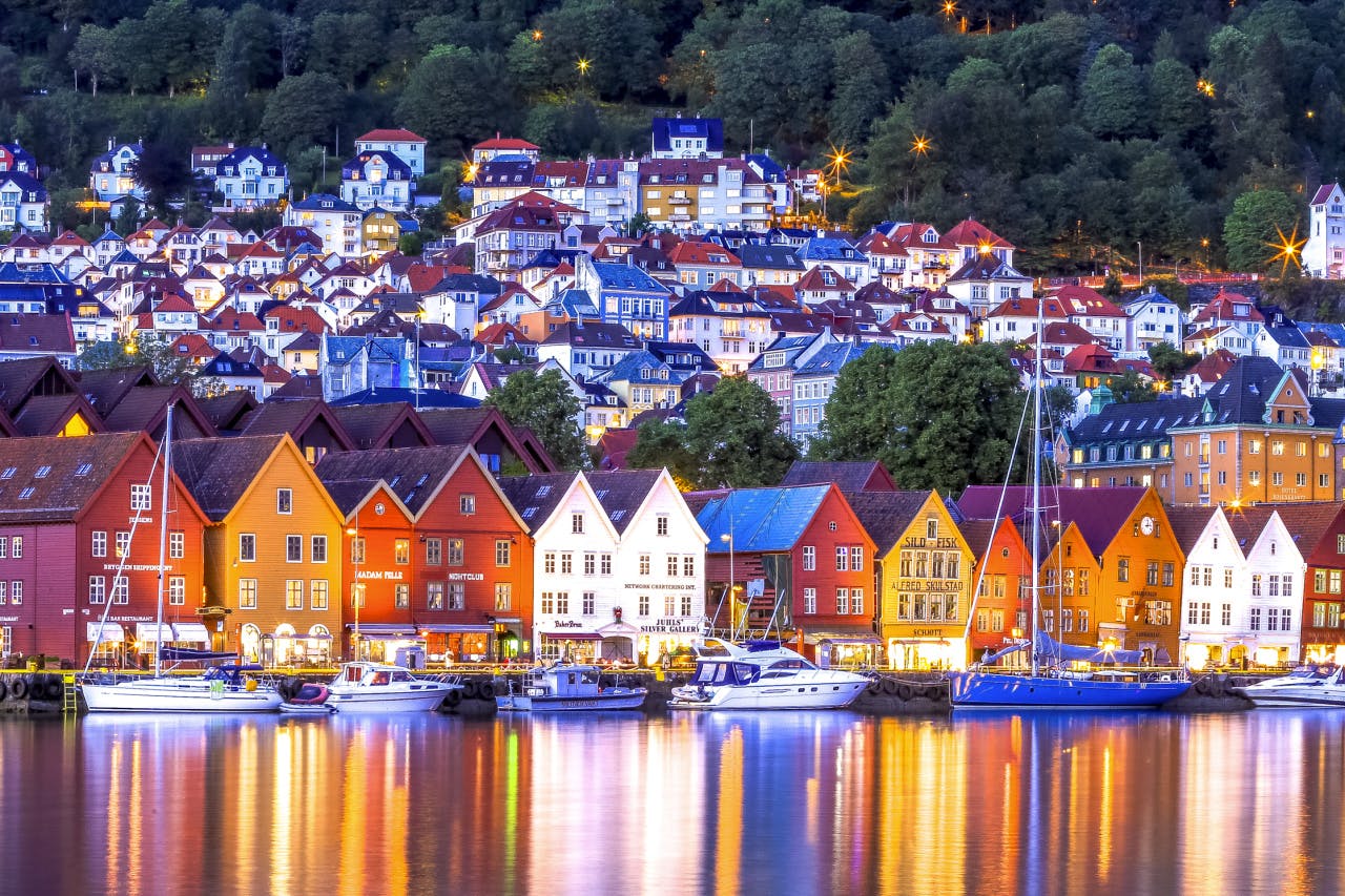 Bryggen i Bergen tatt fra sjøsiden, med båter foran.
