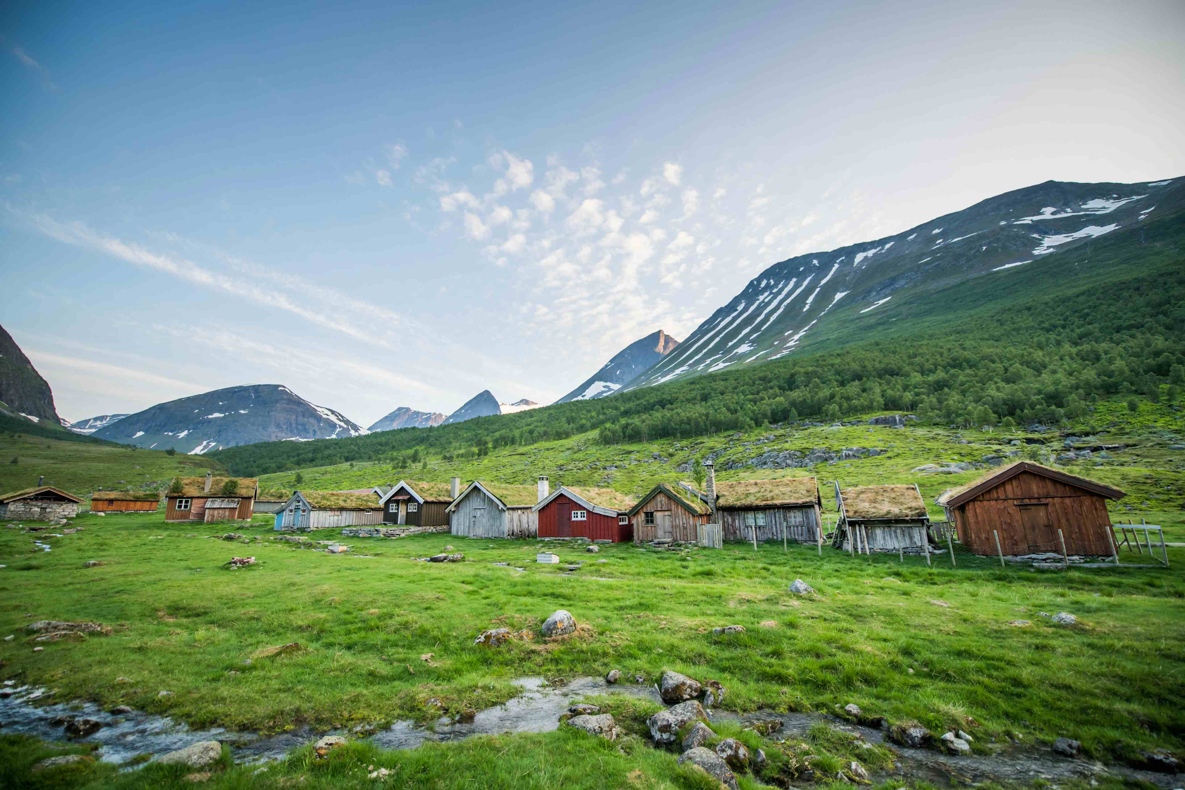 På turen over fjellet passerer vi Herdalssetra og nyter en kortreist smakebit av fjell og fjorder.