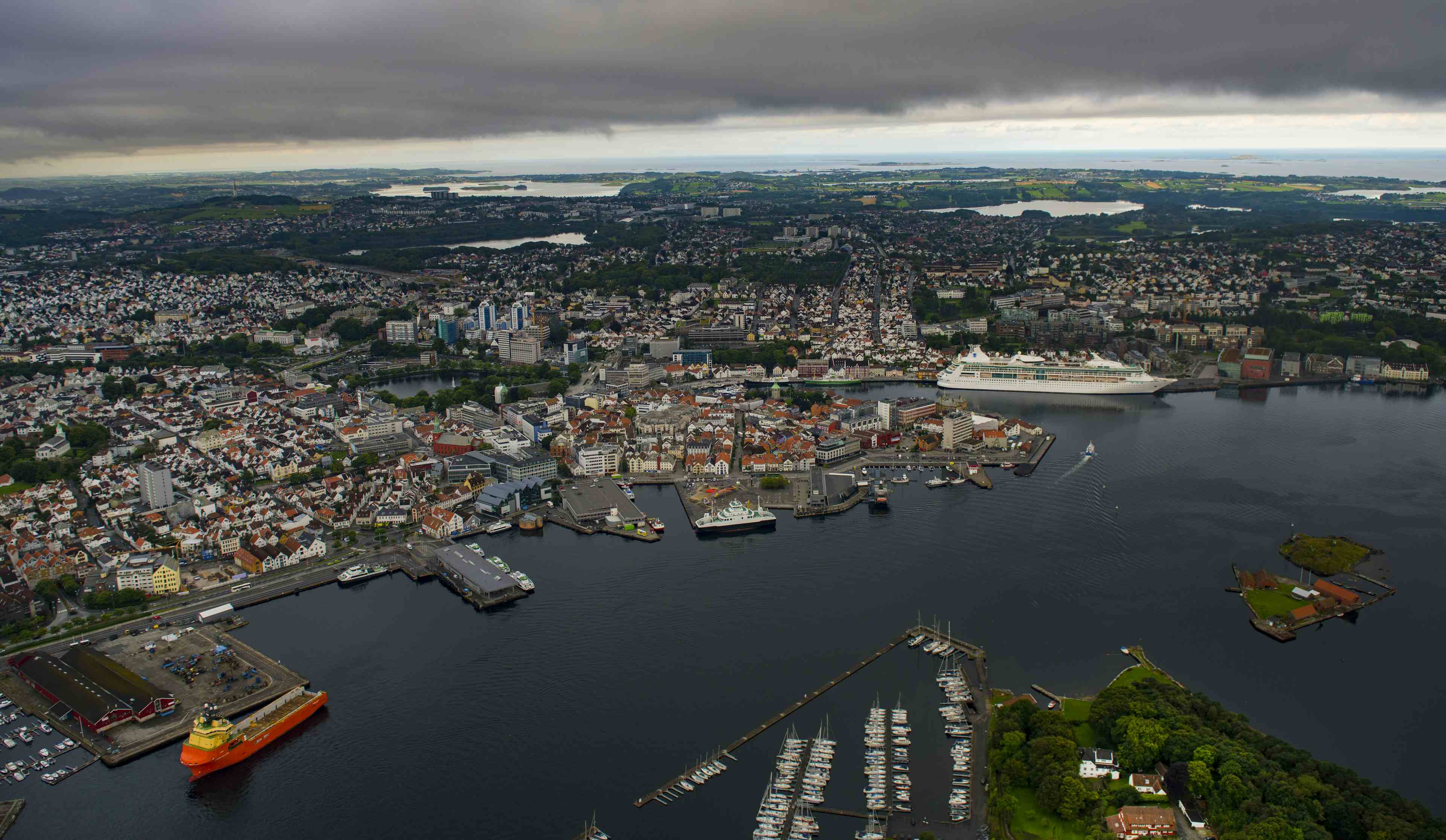 Stavanger havn på en flott kveld.