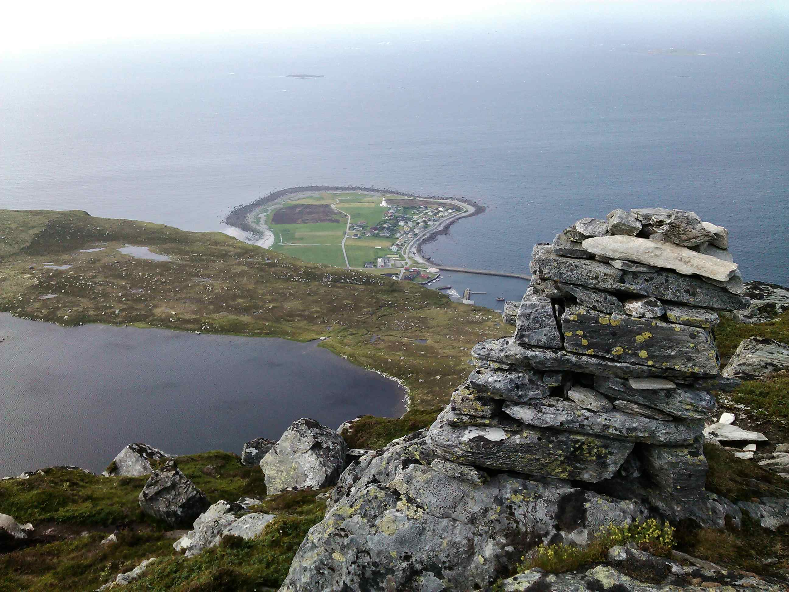 Storhornet på Godøyfjellet, 498 m.o.h. Alnes og Alnesvatnet i bakgrunnen.