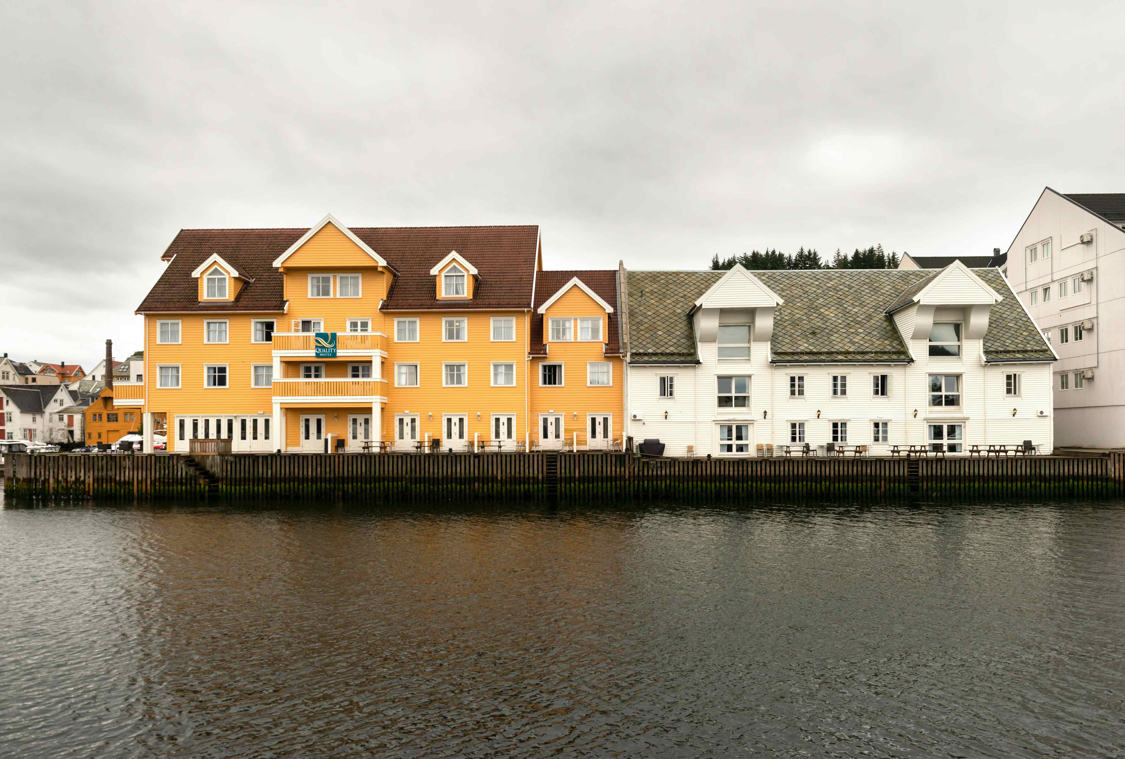 Den 100 år gamle Haavebua (til høgre på bildet) er samanbygd med nybygget til Quality Hotel Florø frå 1997.