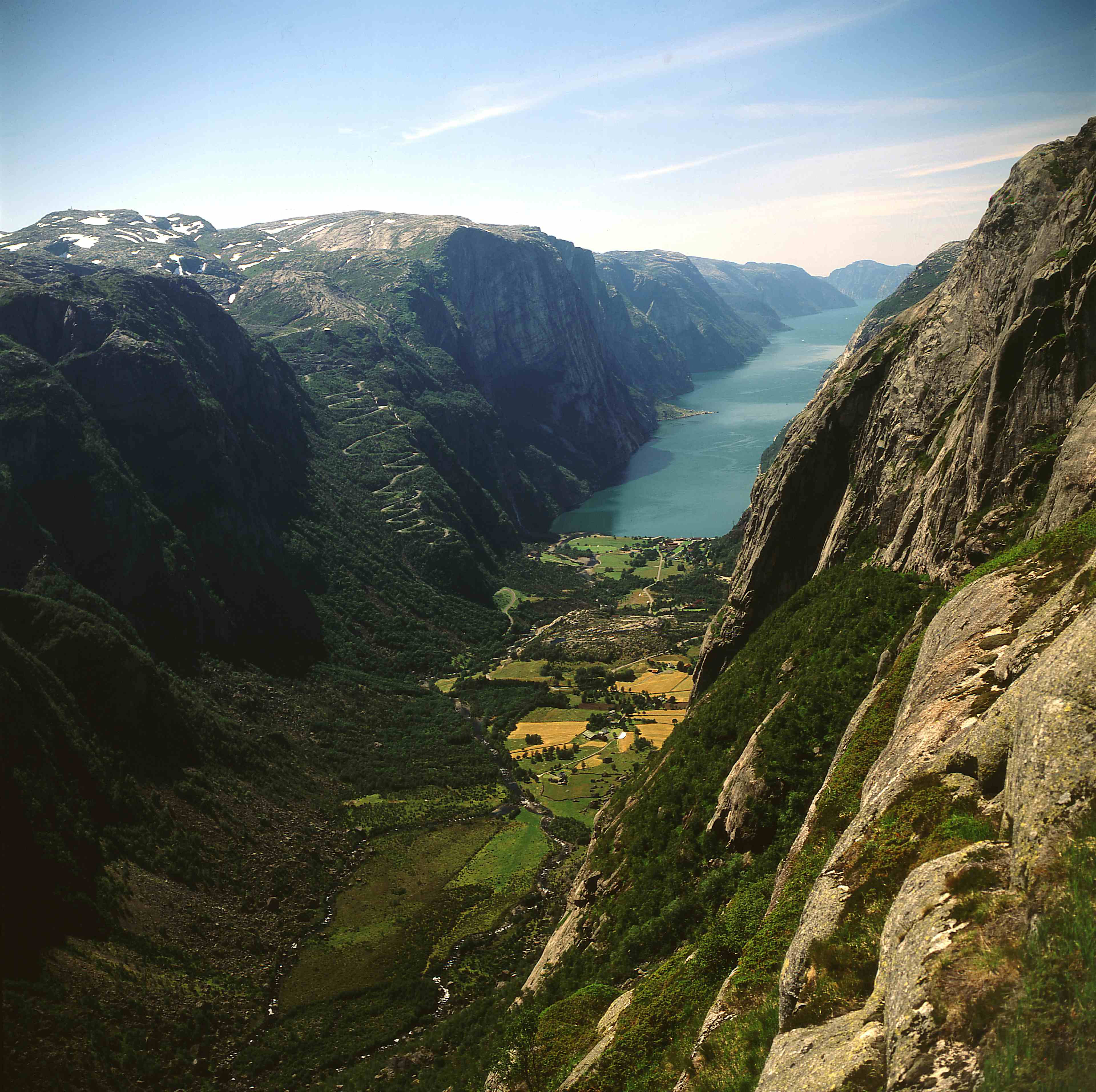 Oversiktsbilde over Lysebotn med hårnålsvingene og Lysefjorden mens solen går ned.
