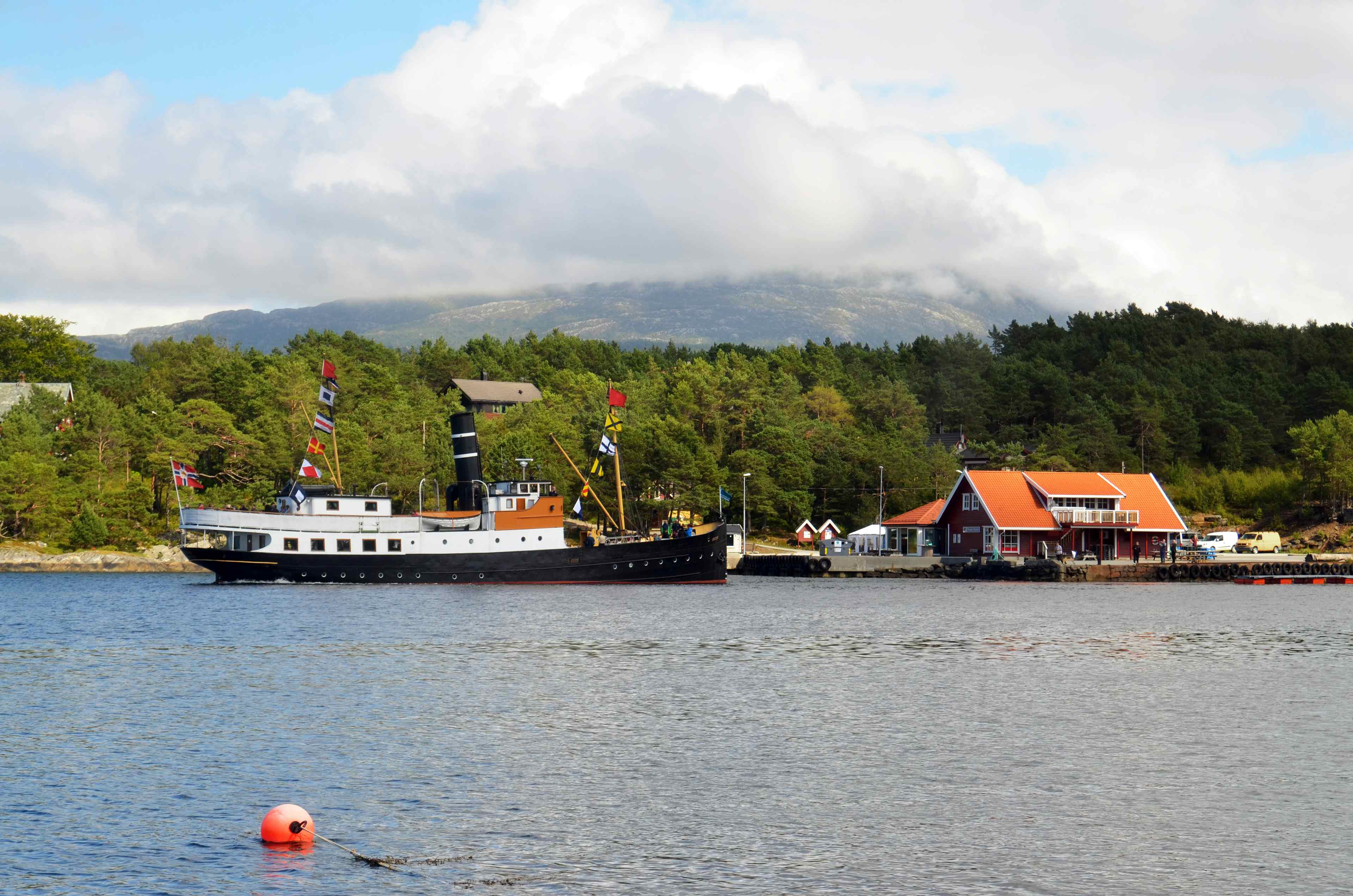 Veteranbåten MS Atløy ligg til kai ved Svanøy Handel ©Svanøy Segl Inn
