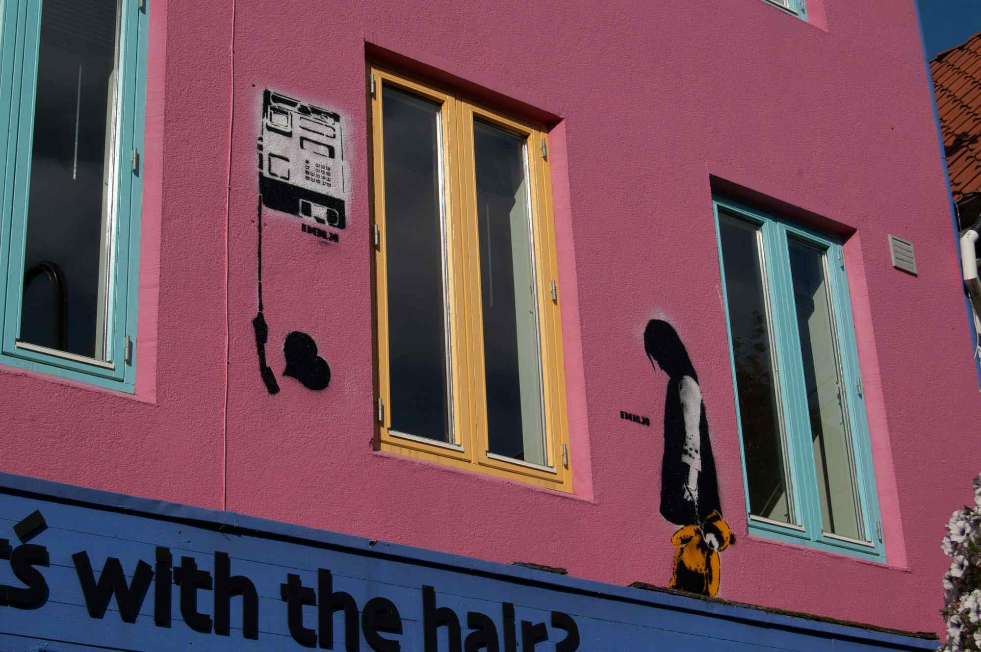 Stavanger Street art: "Girl with Teddy + Heart Phone" av Dolk