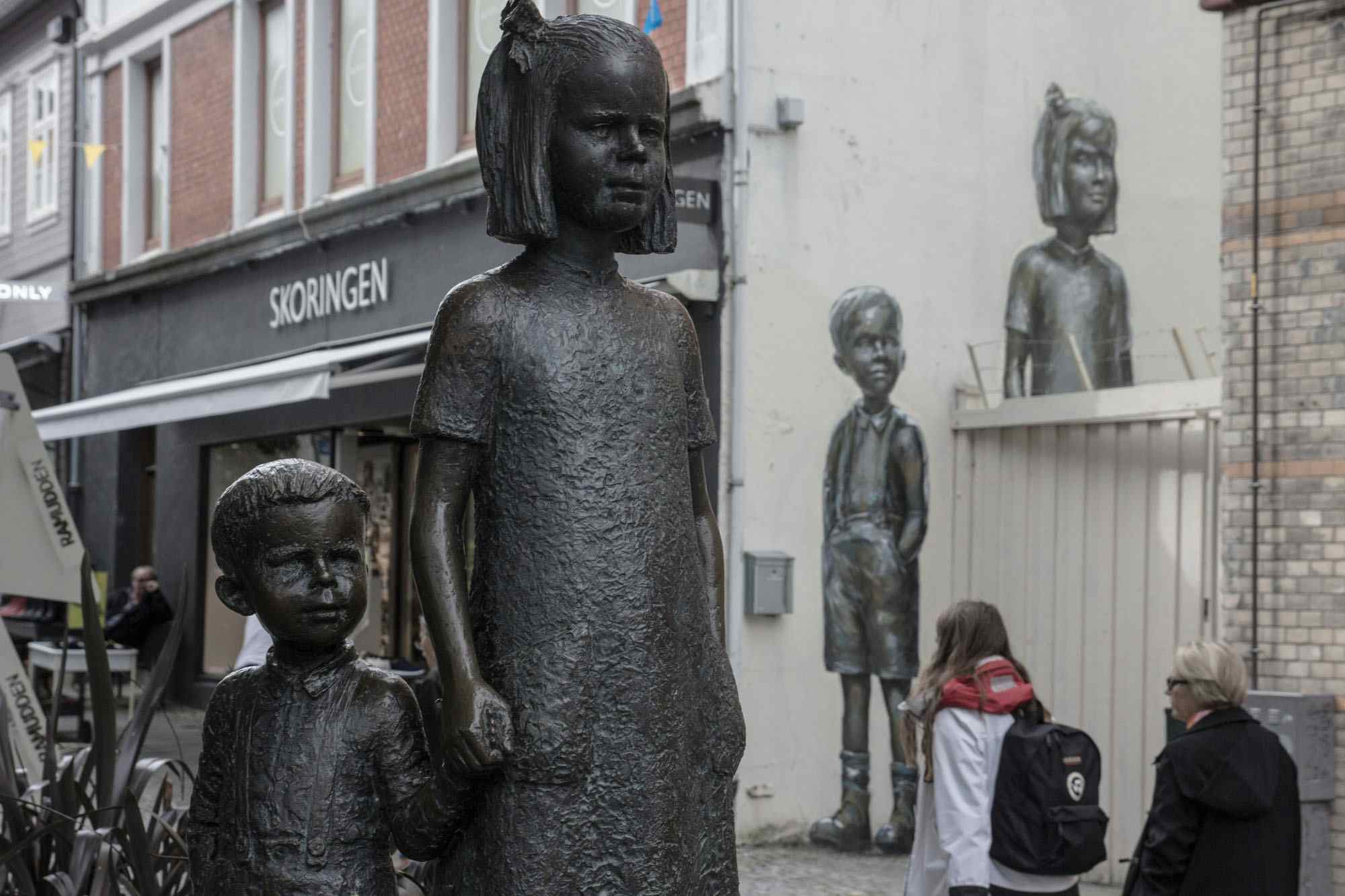 Stavanger Street Art: Johanna & Broremann" av Ernest Zacharevic