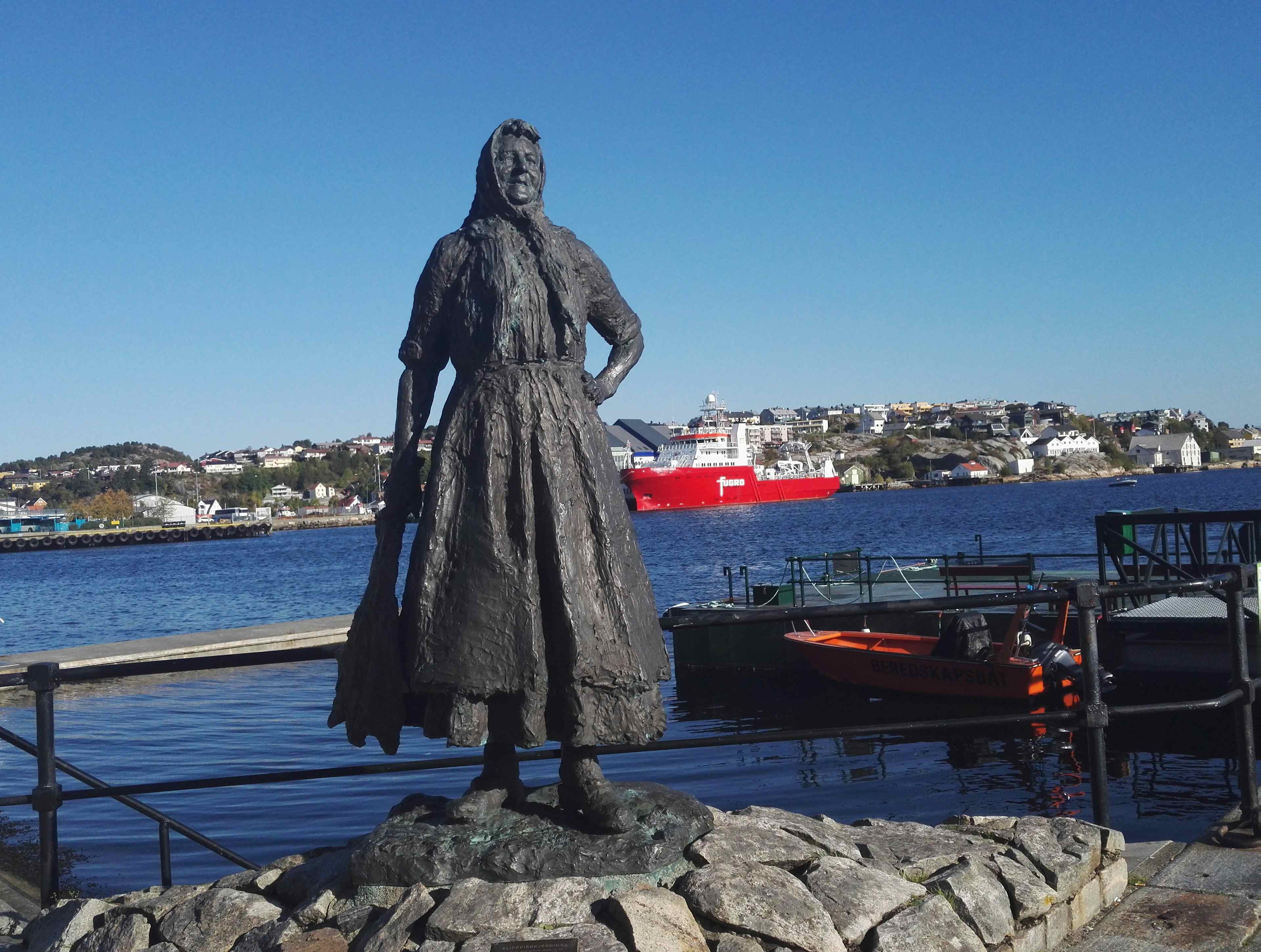Skulpturen Klippfiskkjerringa på piren i Kristiansund