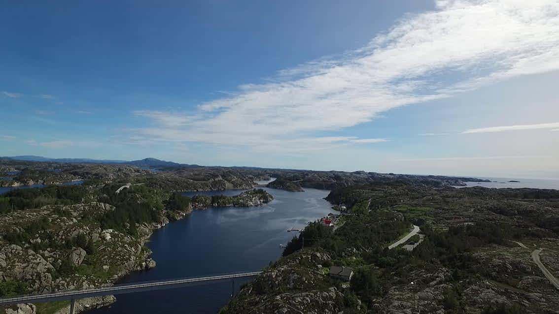 Utsikt frå Brandsundsåto (med drone) mot Slåtterøy fyr.