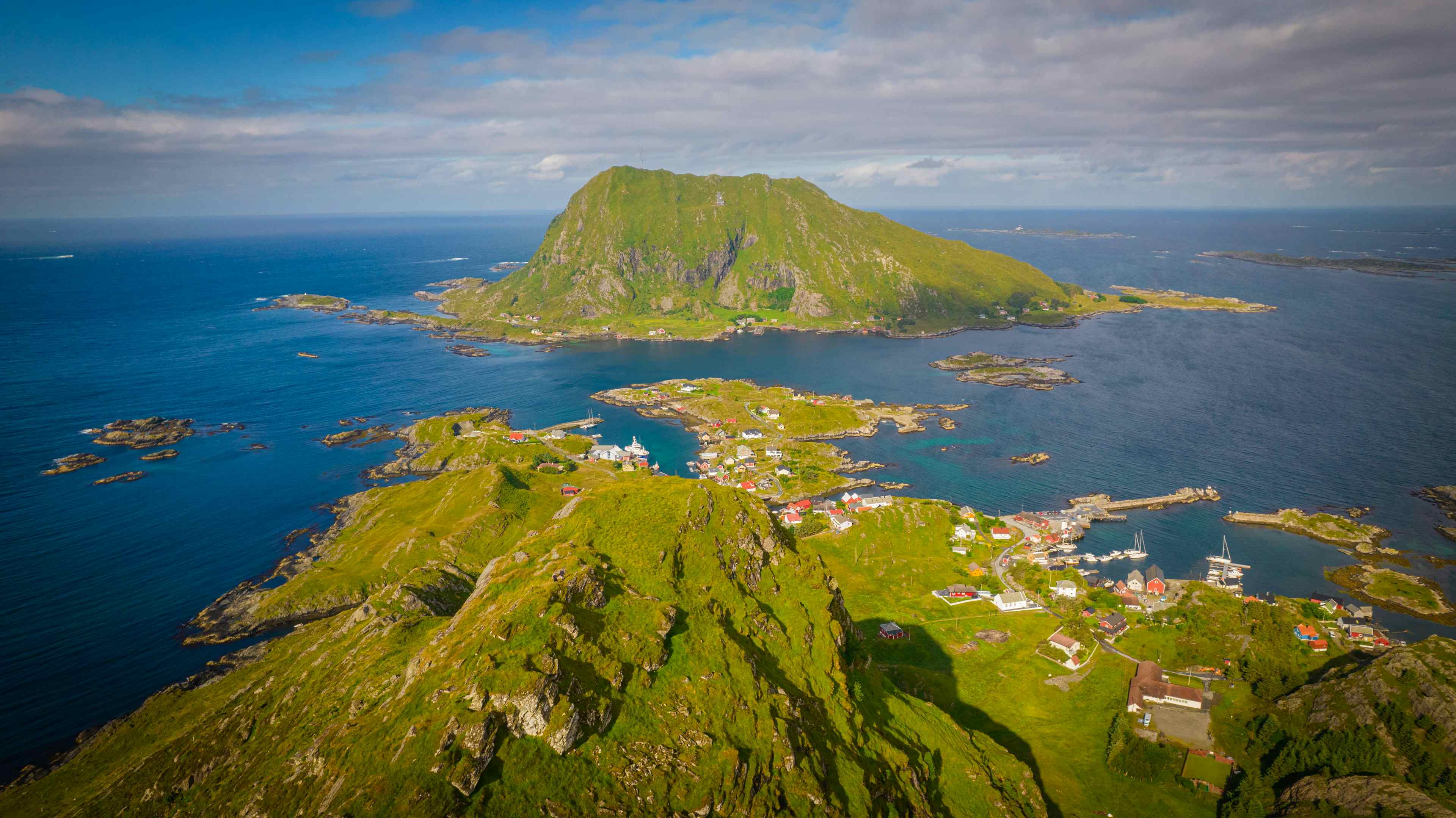 Øya Reksta med utsikt mot øya Kinn