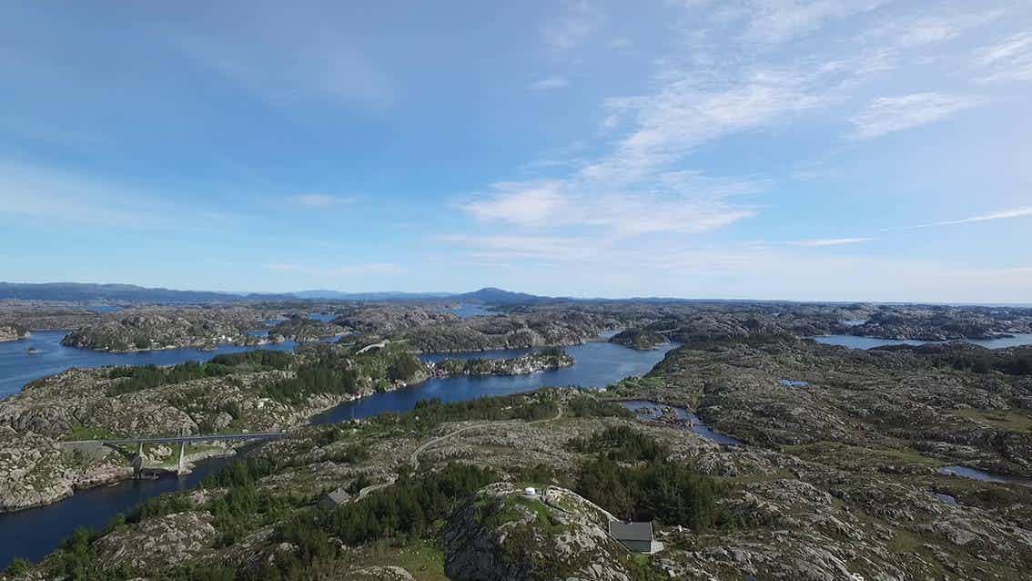 Utsikt frå Brandsundsåto (med drone) mot Slåtterøy fyr.