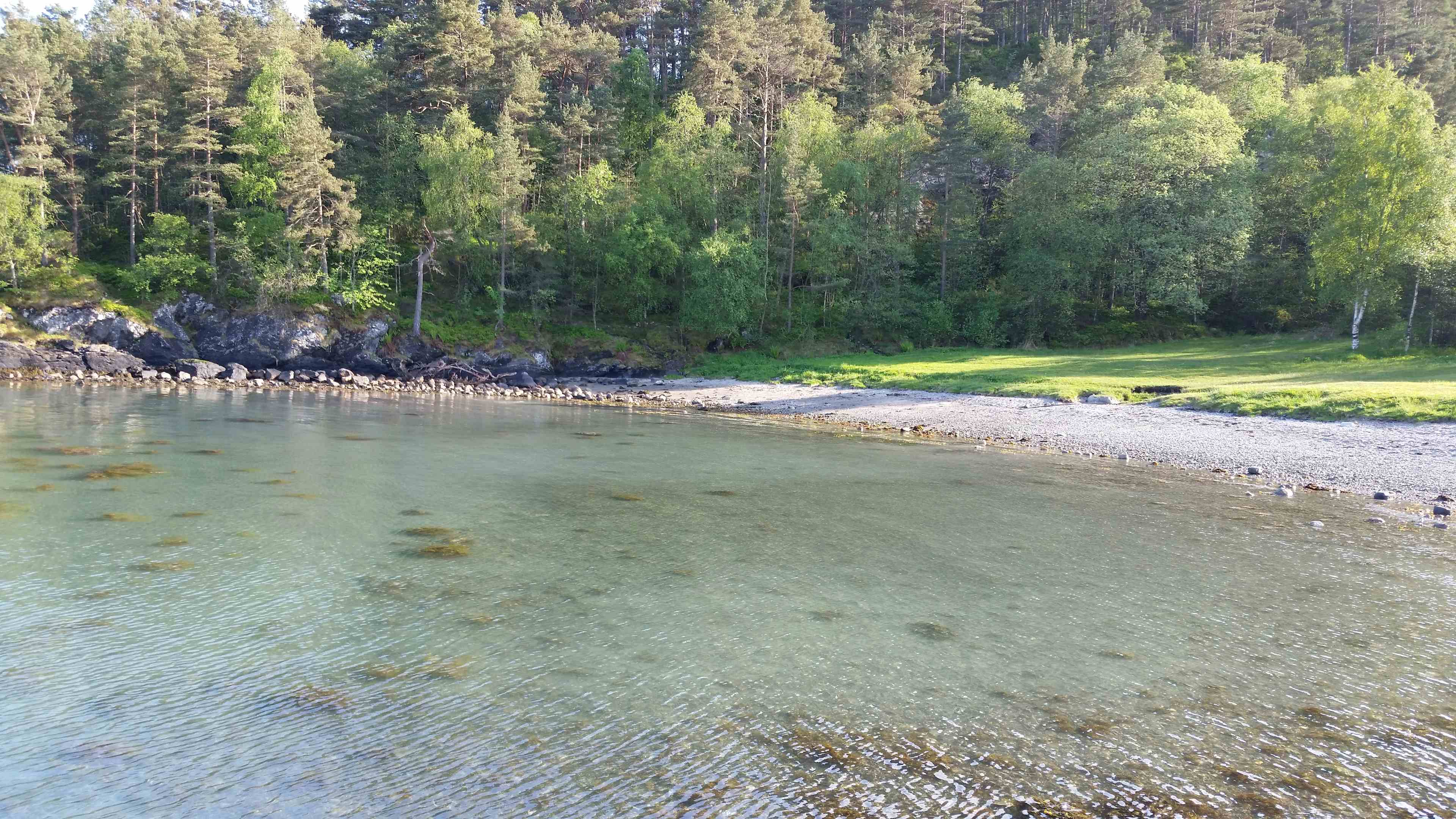 Sponavikjo på Stord, fin badestrand med benker, og grøne bakkar