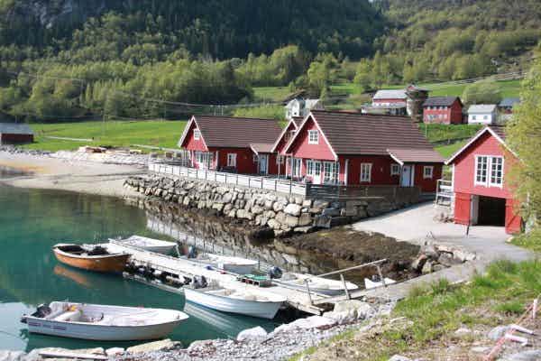 Hjartholm Feriehytter ligg vakkert til ved fjorden ©Hjartholm Feriehytter