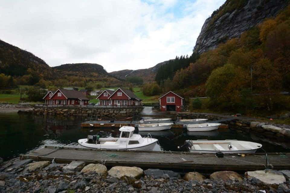 Hjartholm Feriehytter ligg vakkert til ved fjorden ©Hjartholm Feriehytter