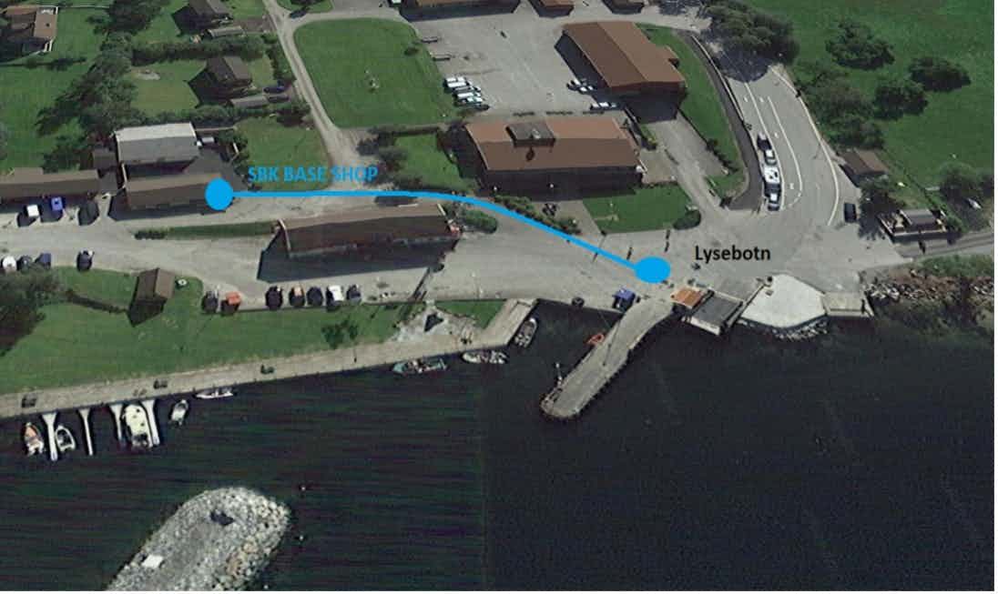 Oversiktsbilde som viser hvor langt det er fra kaien i Lysebotn til lokalene til SBK Base.