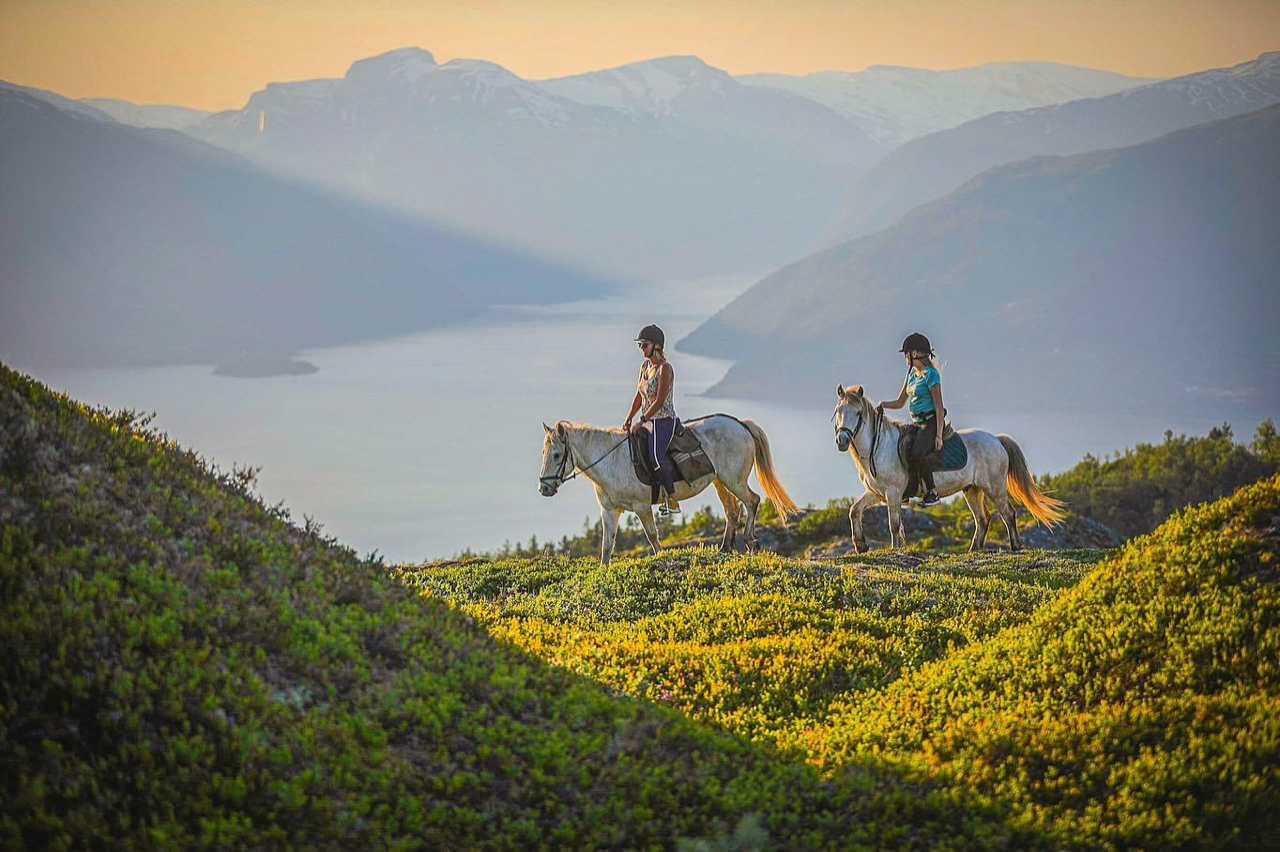 Guida hesteridning med Alm Gard i Feios - Sognefjorden