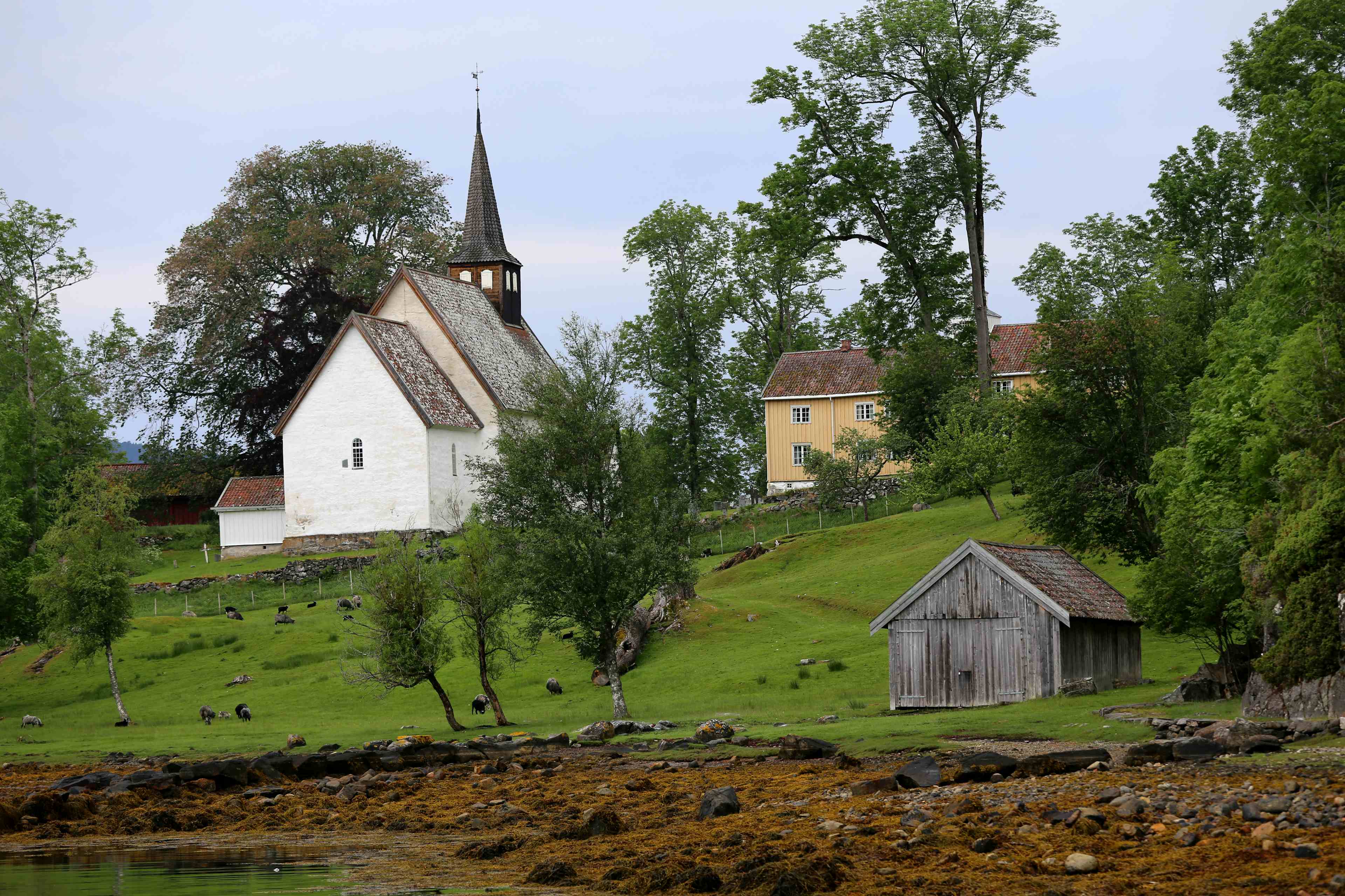 Veøya har ei sentral plassering midt i Romsdalsfjorden og var et viktig handelssentrum i middelalderen.