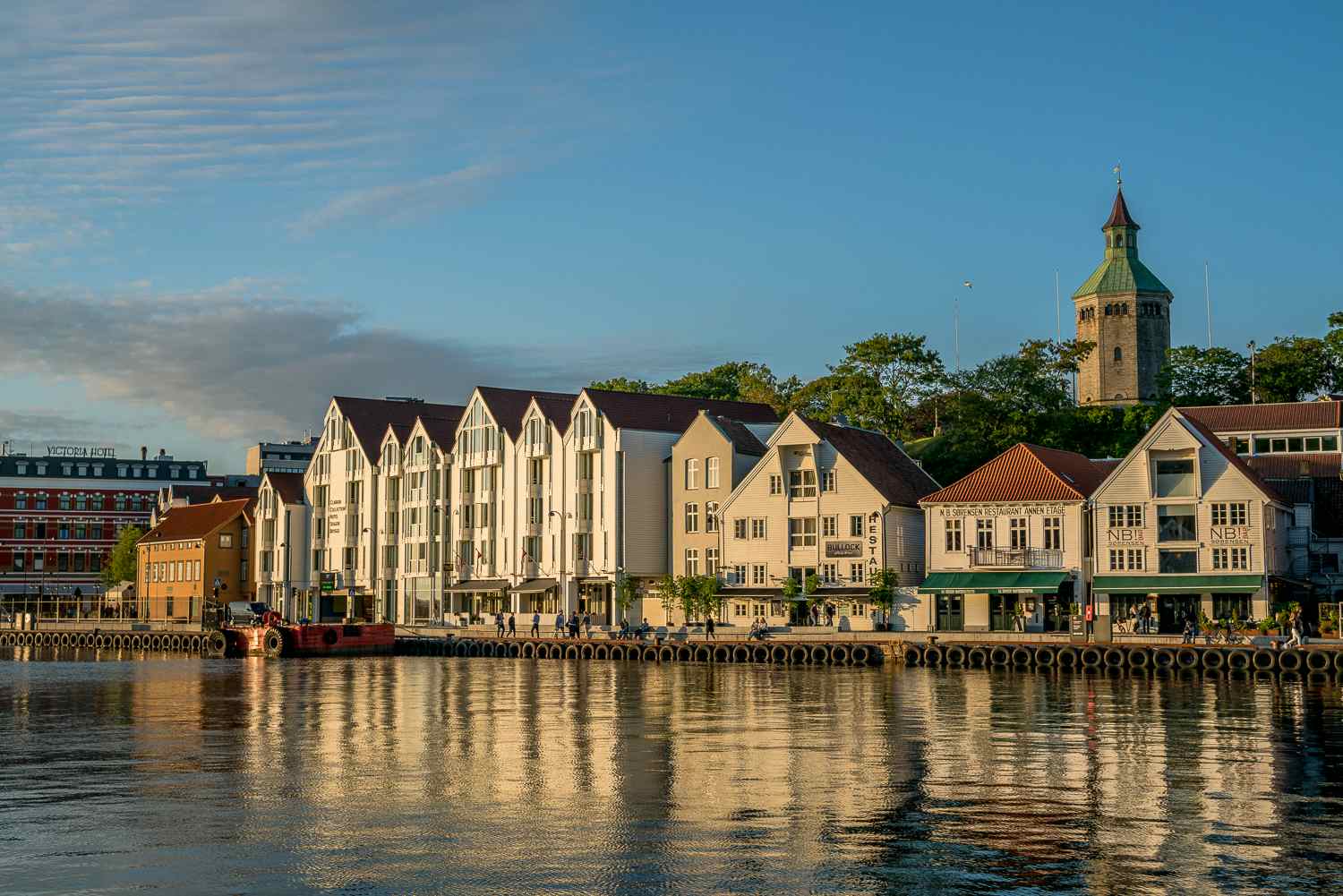 Havnen i Stavanger med sjøhusrekka, hotell og Valbergtårnet