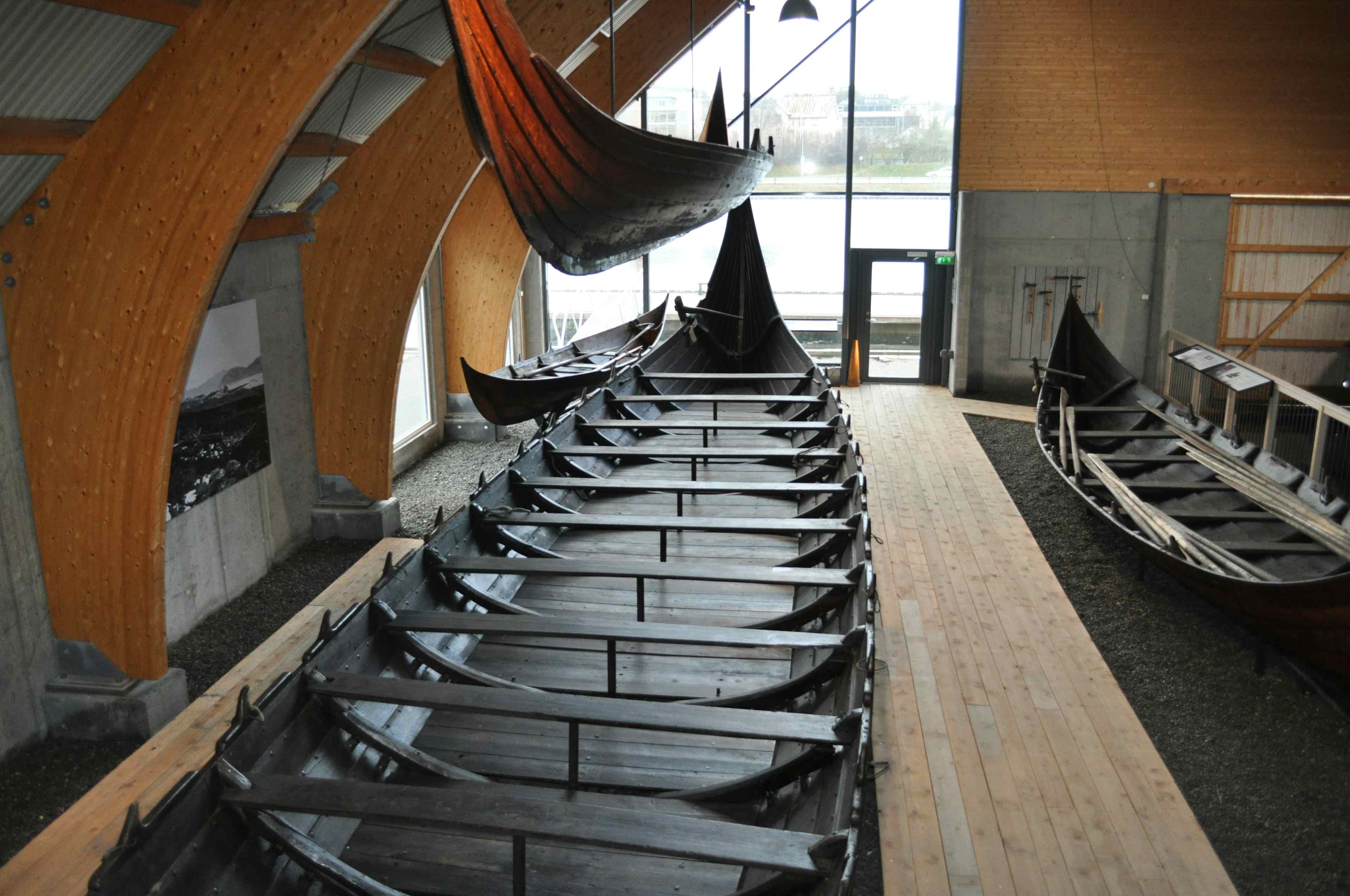 Stort vikingskoip i båthallen på Sunnmøre Museum