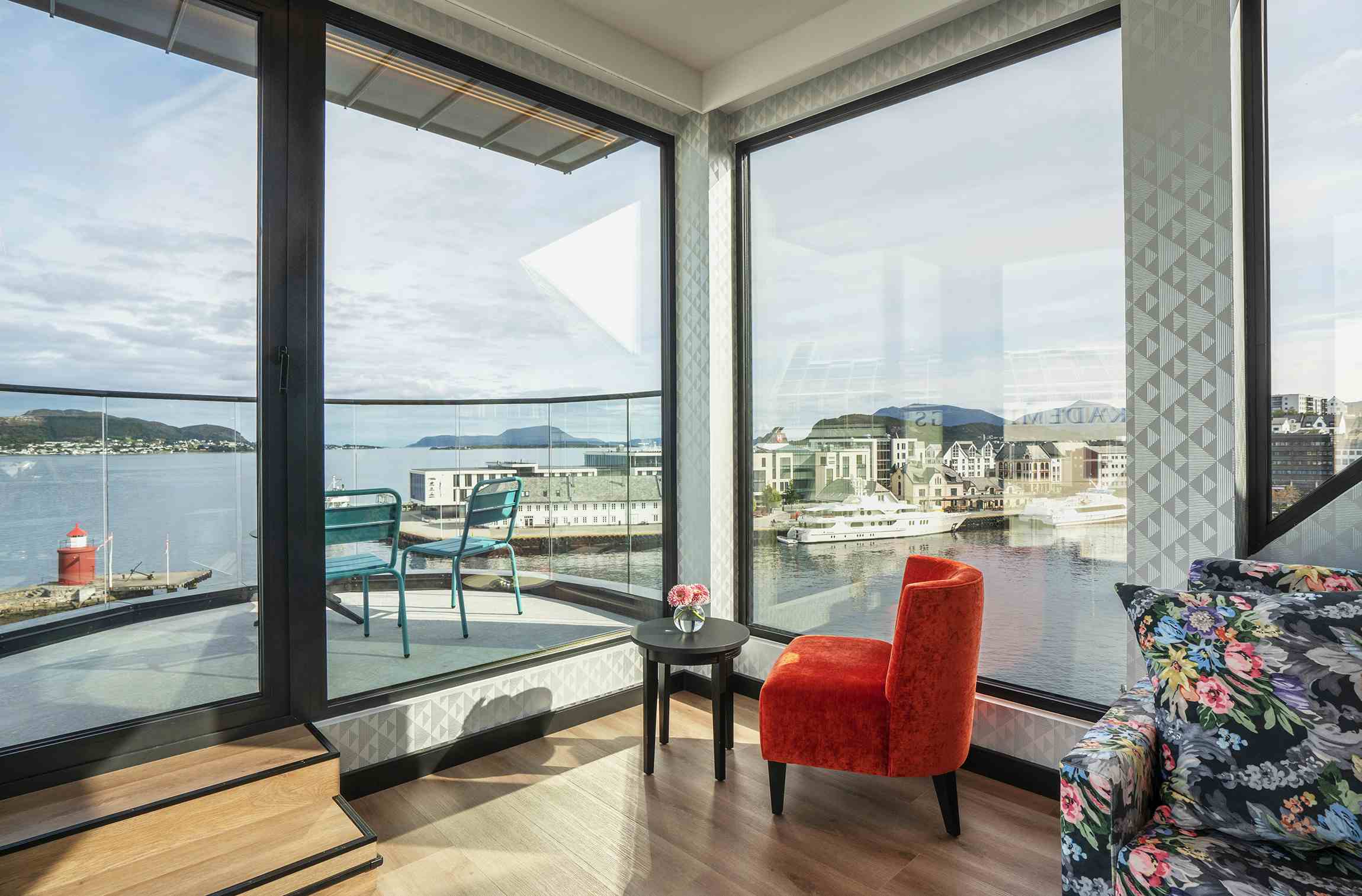 Oppgradert rom med store vindu og panoramautsikt over havna.