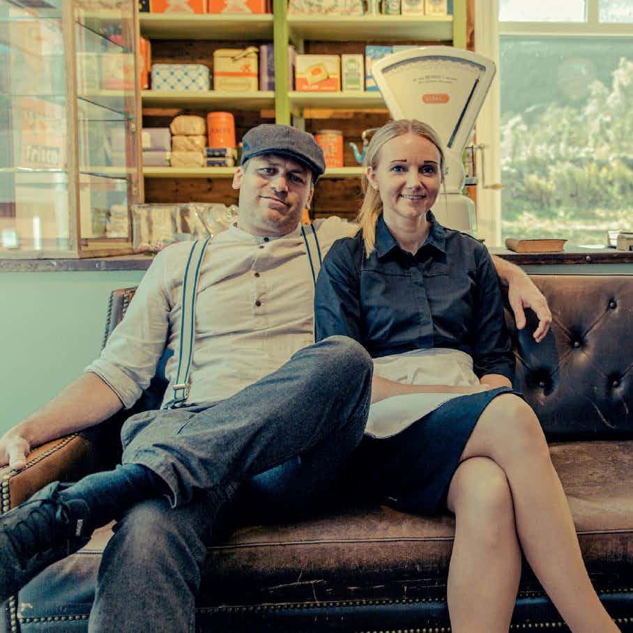 Mann og dame sitter på en sofa.