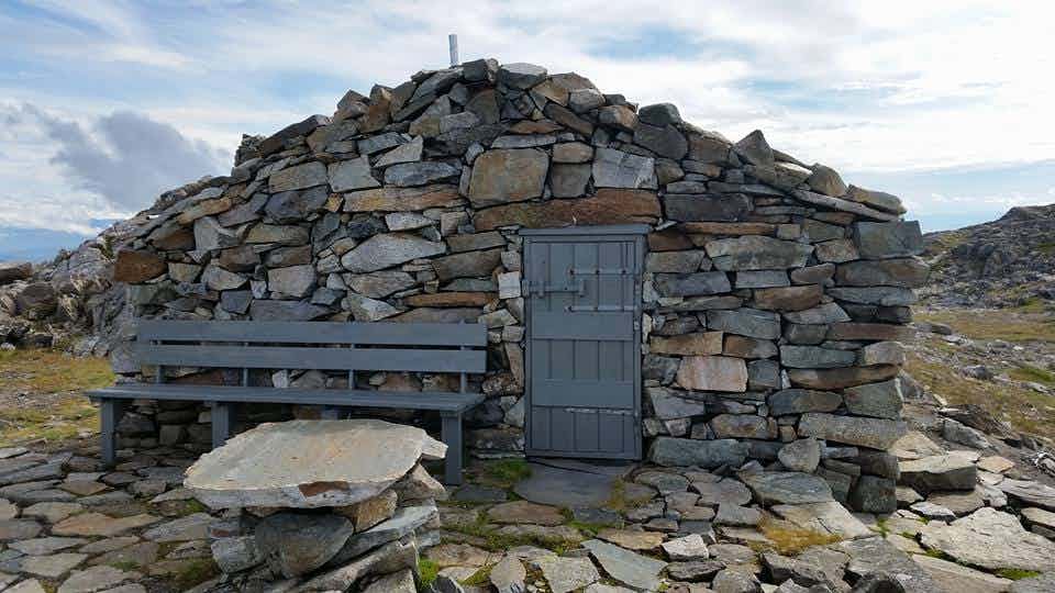 Tindaslottet, ei lita hytte av stein på toppen av Tindane på Fitjar