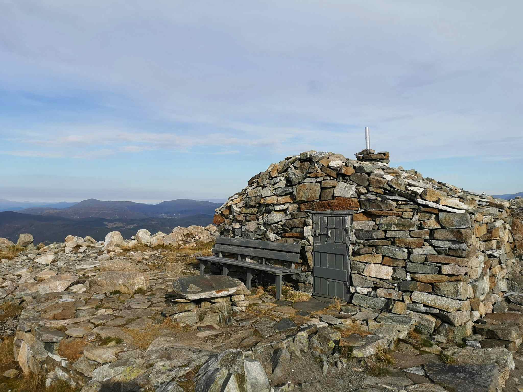Tindaslottet, ei lita hytte av stein på toppen av Tindane på Fitjar