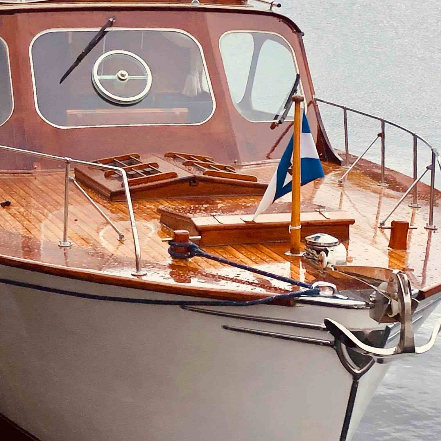 Båten M/Y Amica på vannet. En trebåt fra 1947.