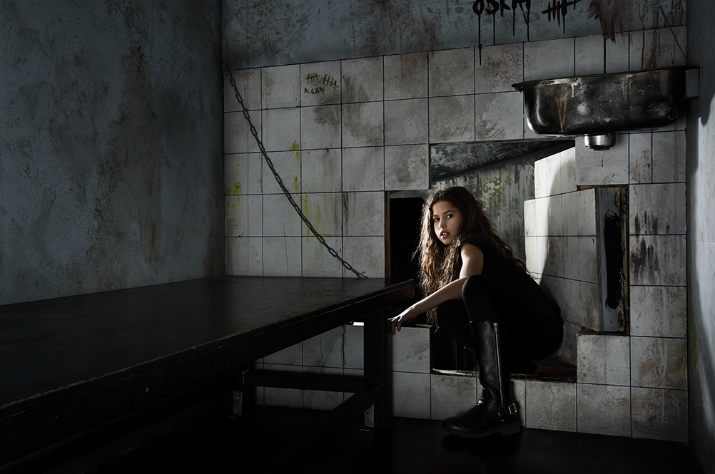 En jente inni et av rommene på Fangene på fortet og løser oppgaver.