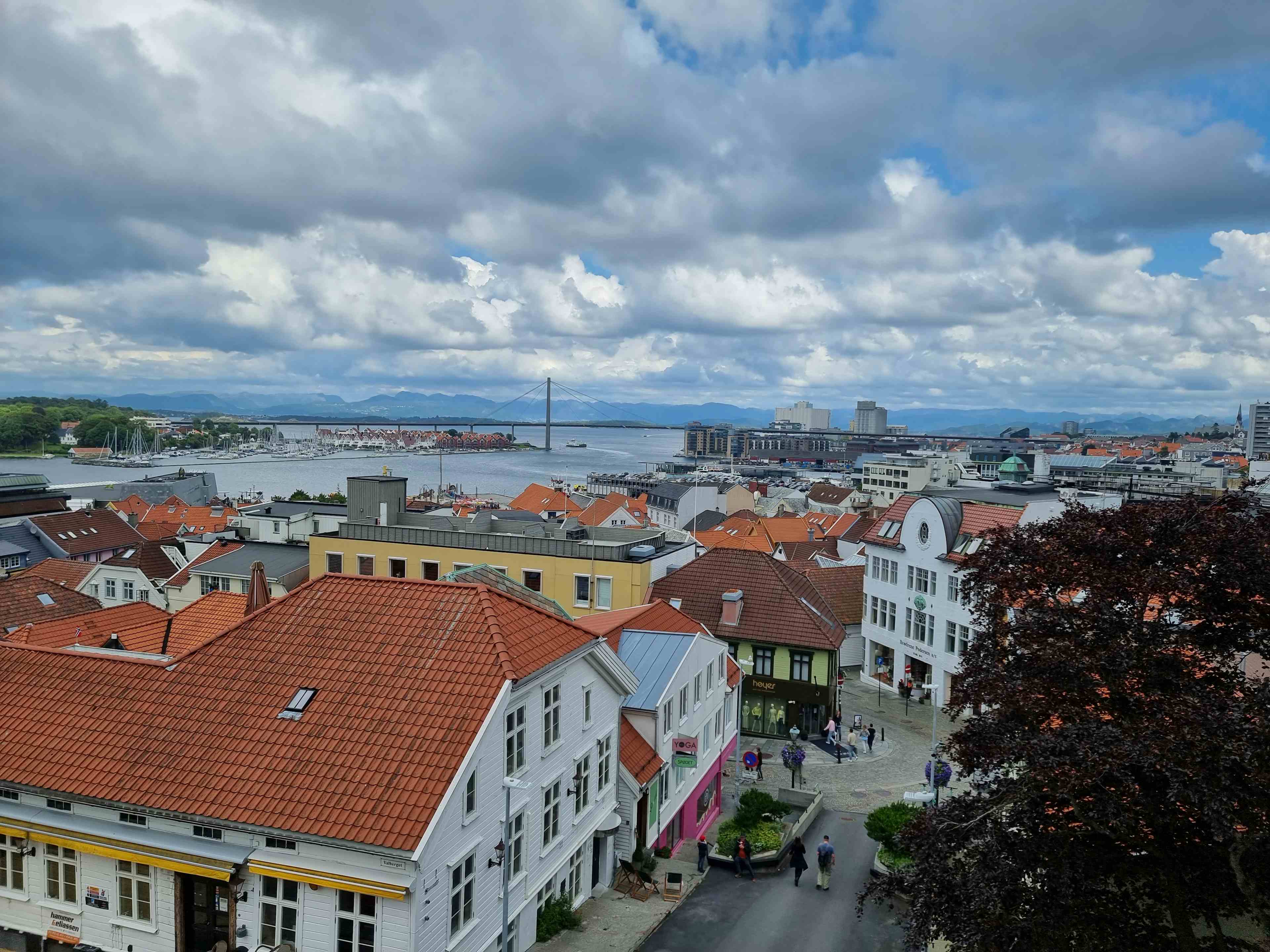 Stavangers sjøhusrekke i rødt, oransje og hvite hus med Valbergtårnet som ruver over like bak.
