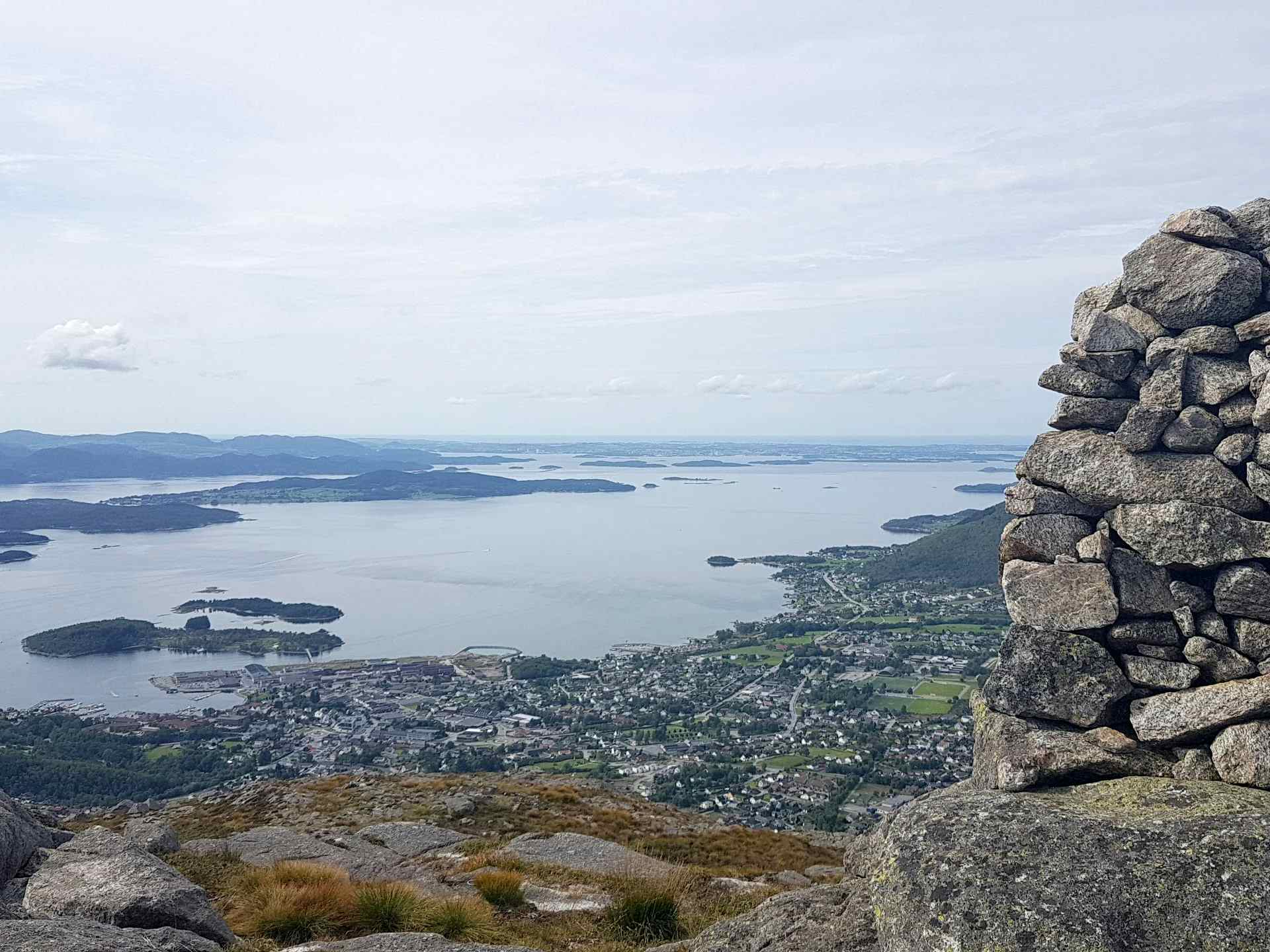 Utsikten fra Førlandsåsen med varden, Jørpeland, skjærgården og Stavanger.