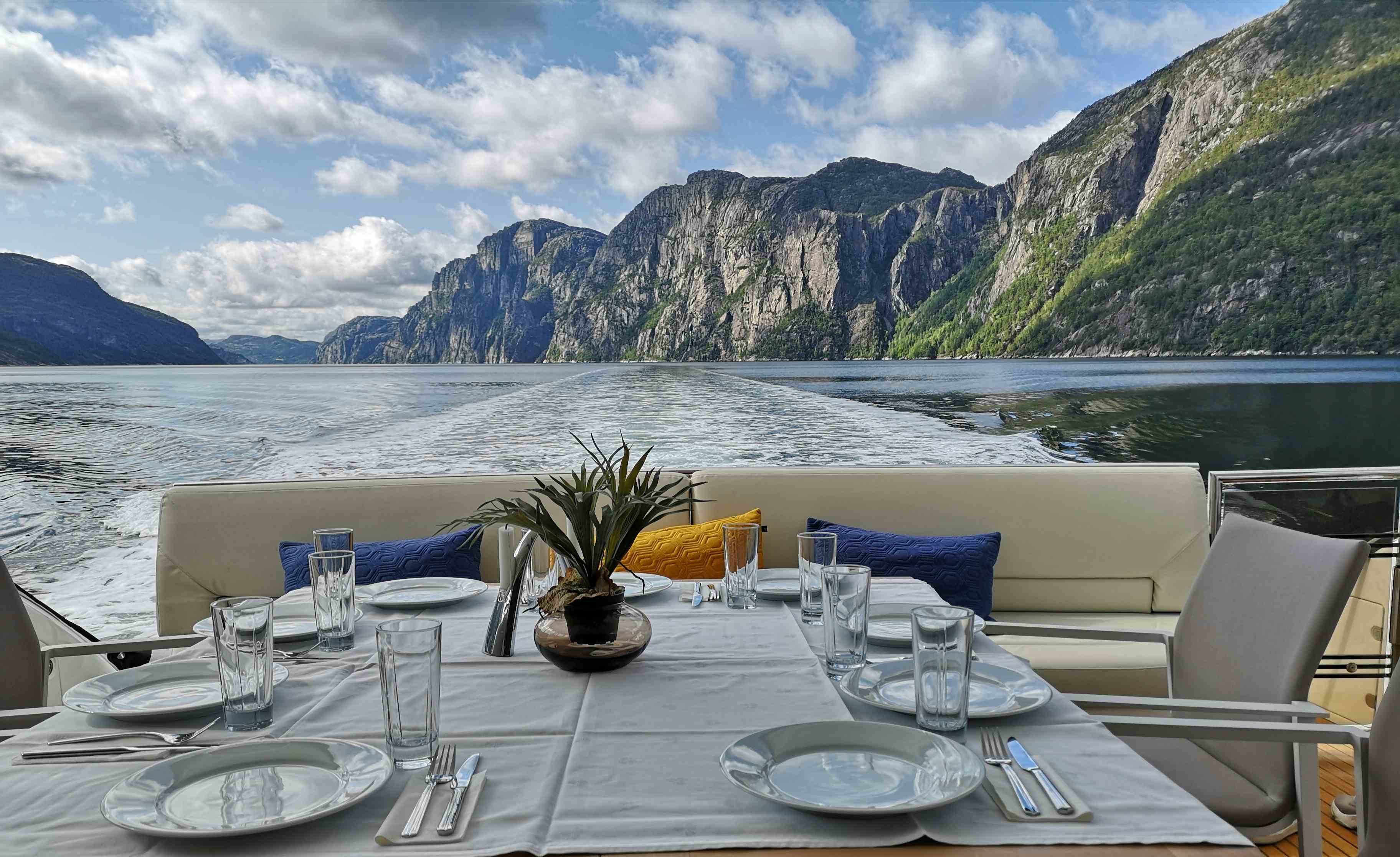Vakre Lysefjorden på yacht-cruise fra Stavanger