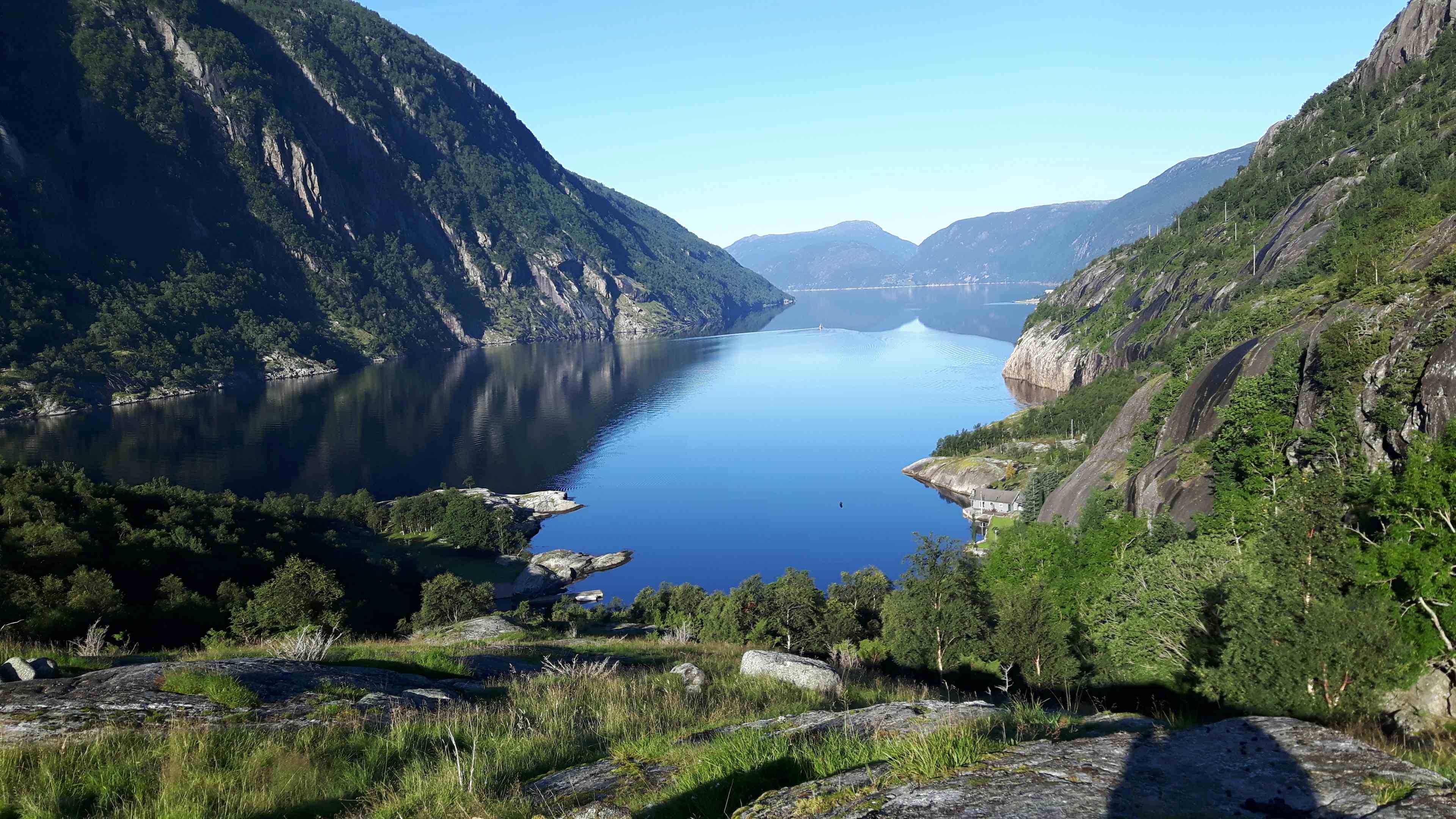Lysebotn  - enden av Lysefjorden.  Fjord med fjell på hver side.