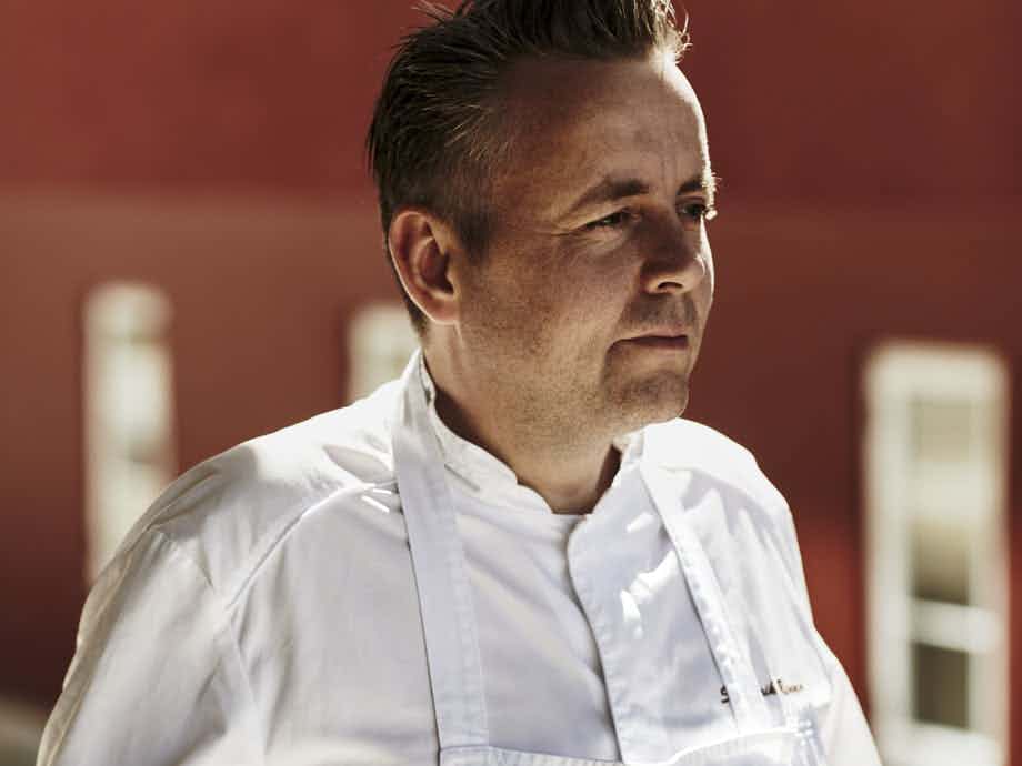 Sven Erik Renaa og team jobber sammen på Michelin-restauranten RENAA med matlaging og anretning.