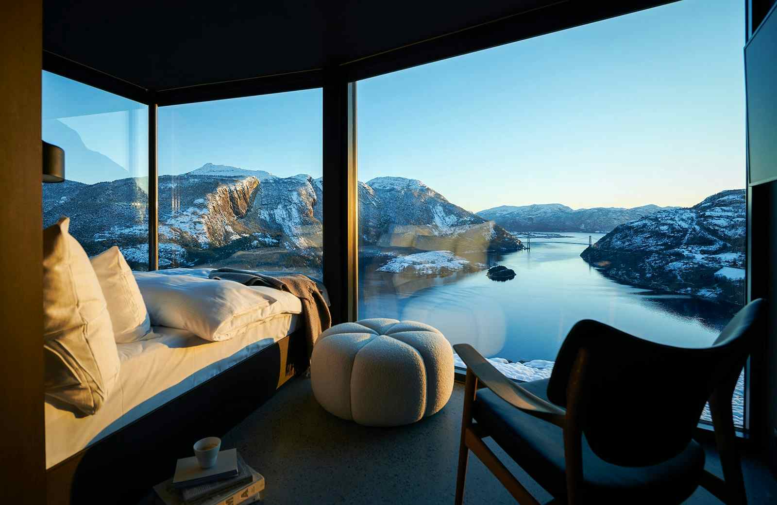 Den spektakulære utsikten over Lysefjorden fra soverommet.