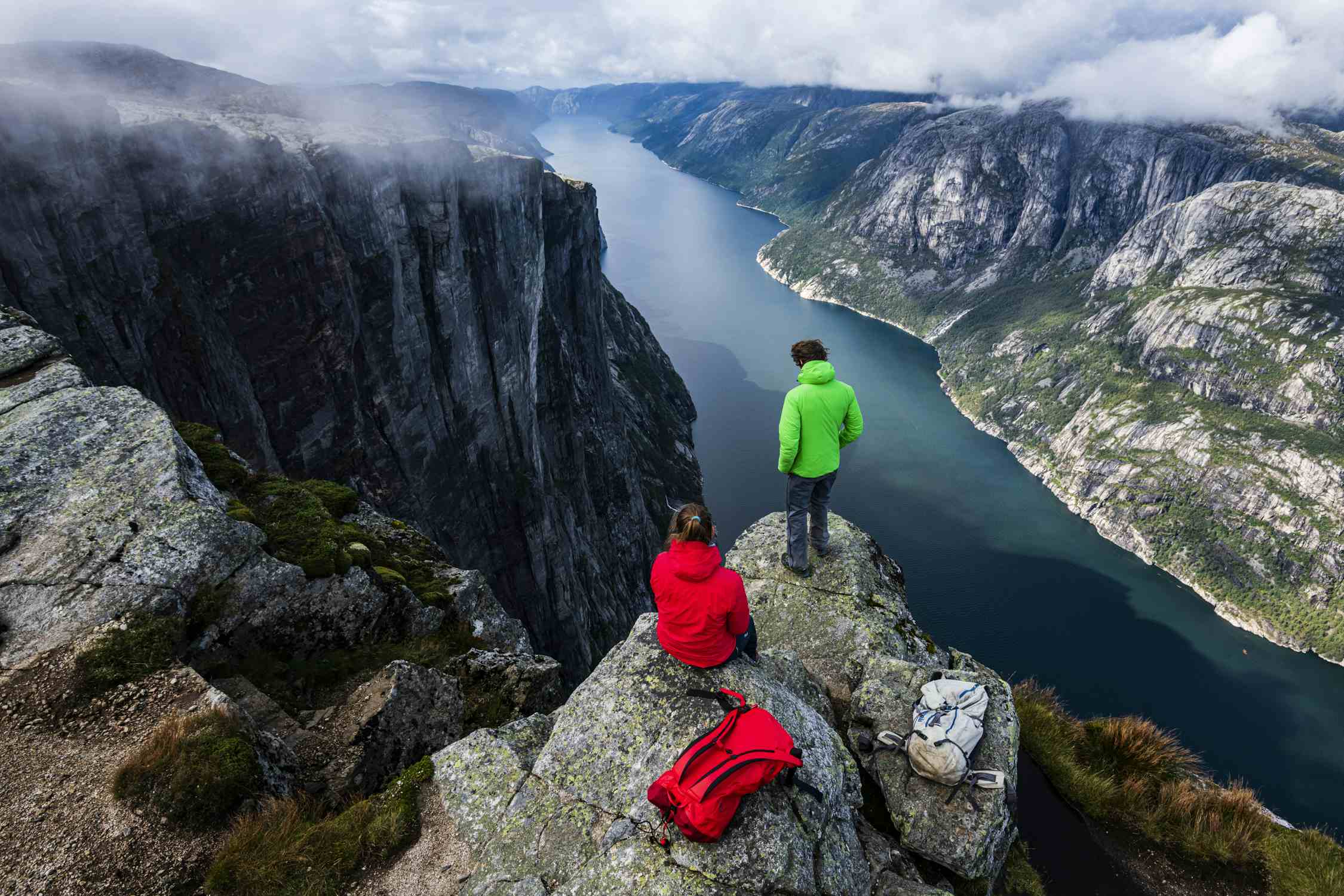 To personer som nyter utsikten over Lysefjorden fra Kjerag.