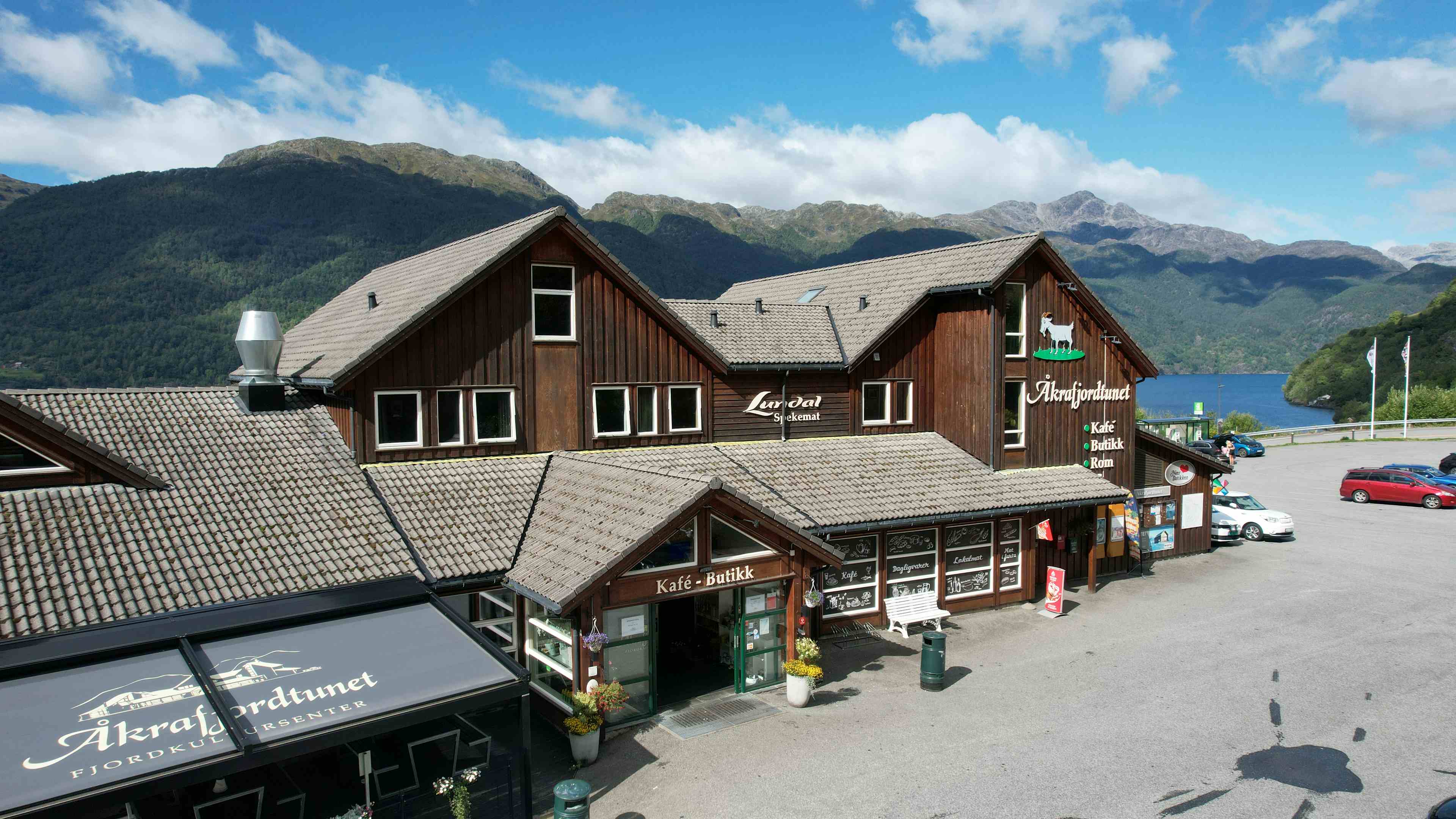 Butikk og kafe på Åkrafjordtunet