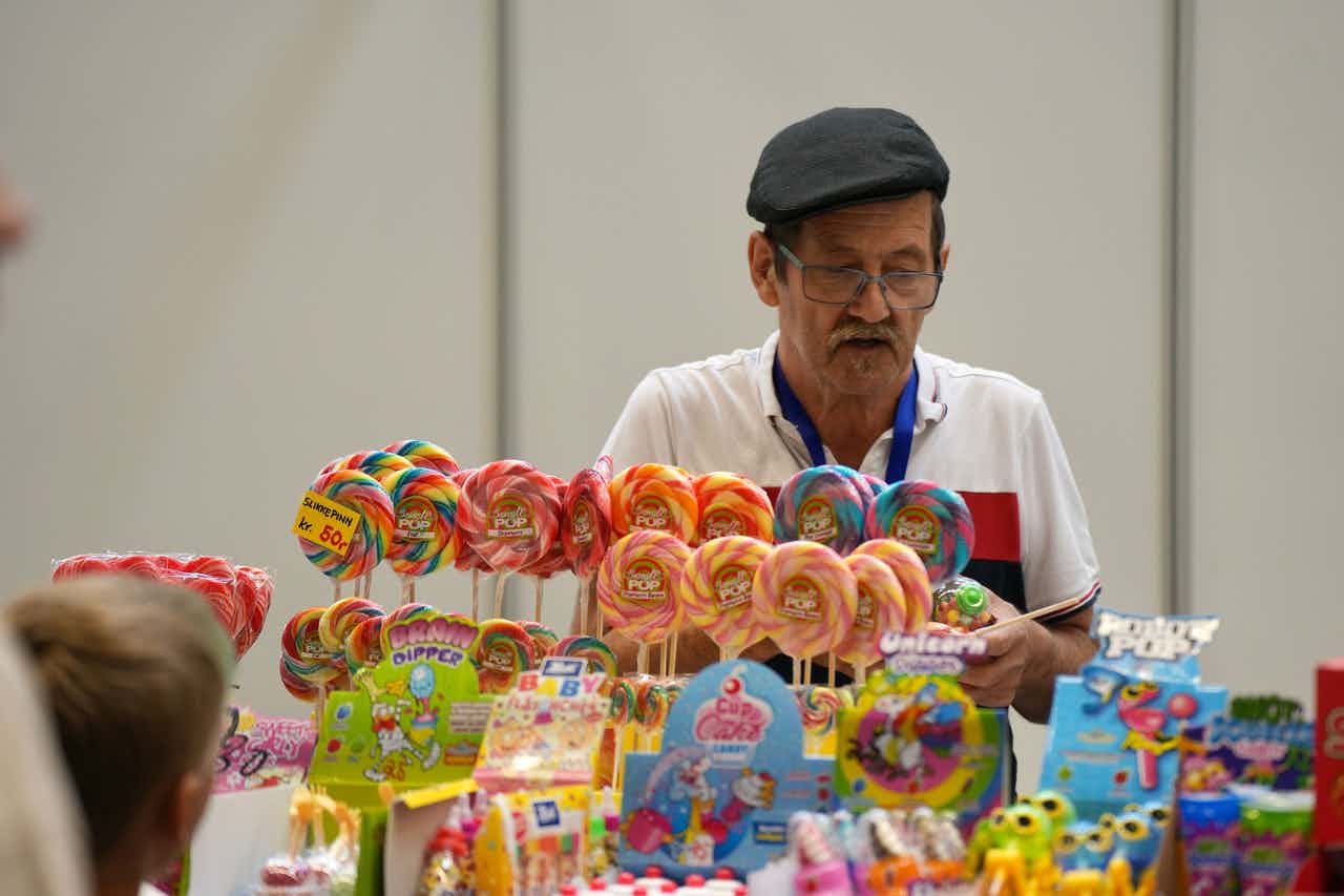 Mann selger sukkertøy på Etnemarknaden