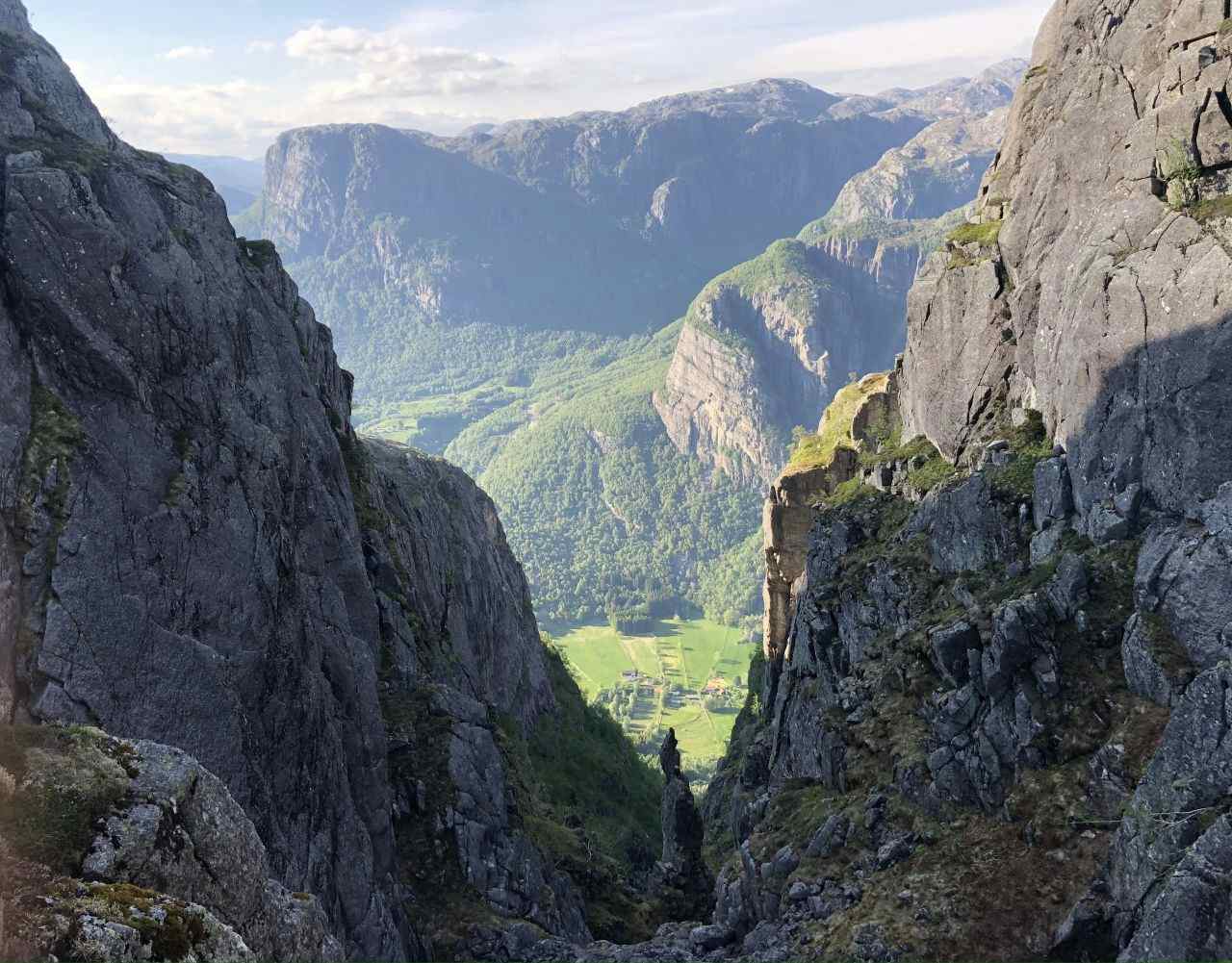 En fjellformasjon med utsikt over Lysebotn.