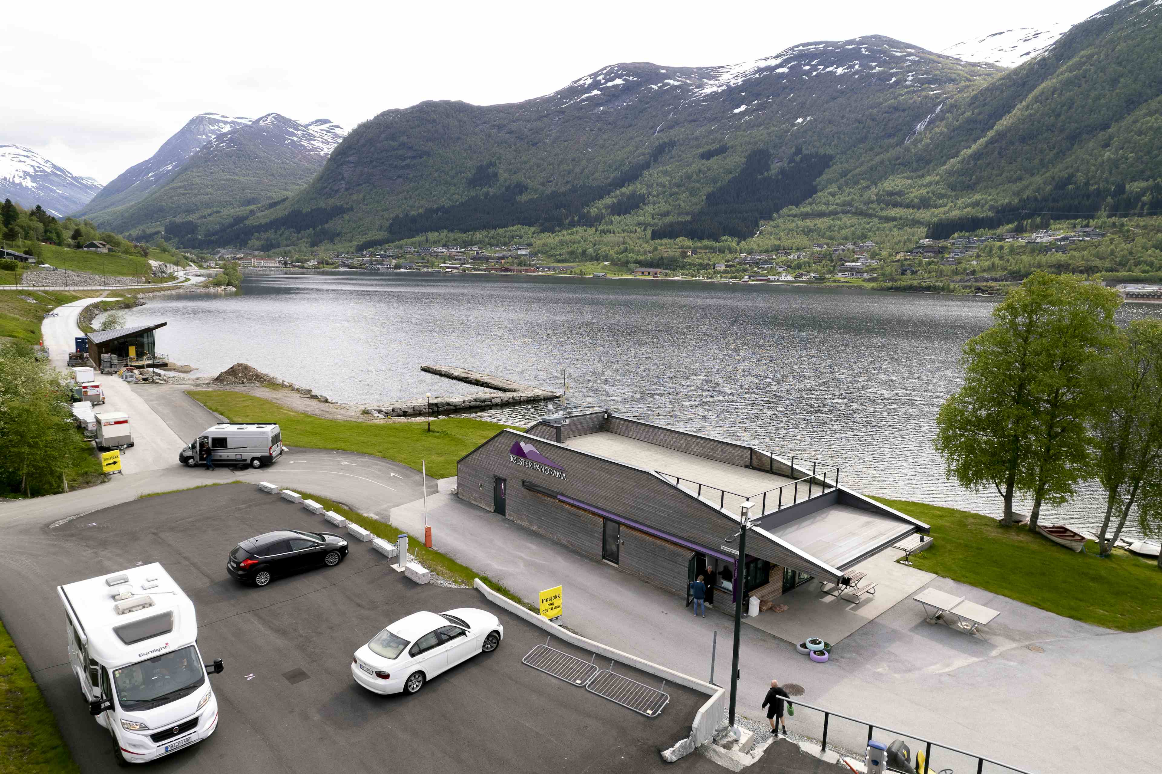 parkeringsplass, vatn og fjell