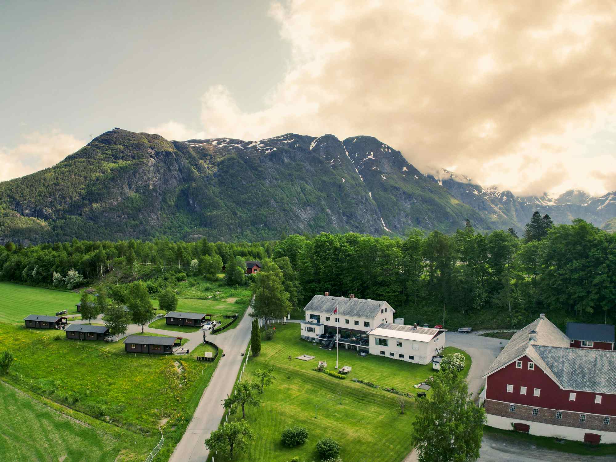 Åndalsnes hytteutleie med fjellet Nesaksla og Romsdalsgondolen i bakgrunnen.