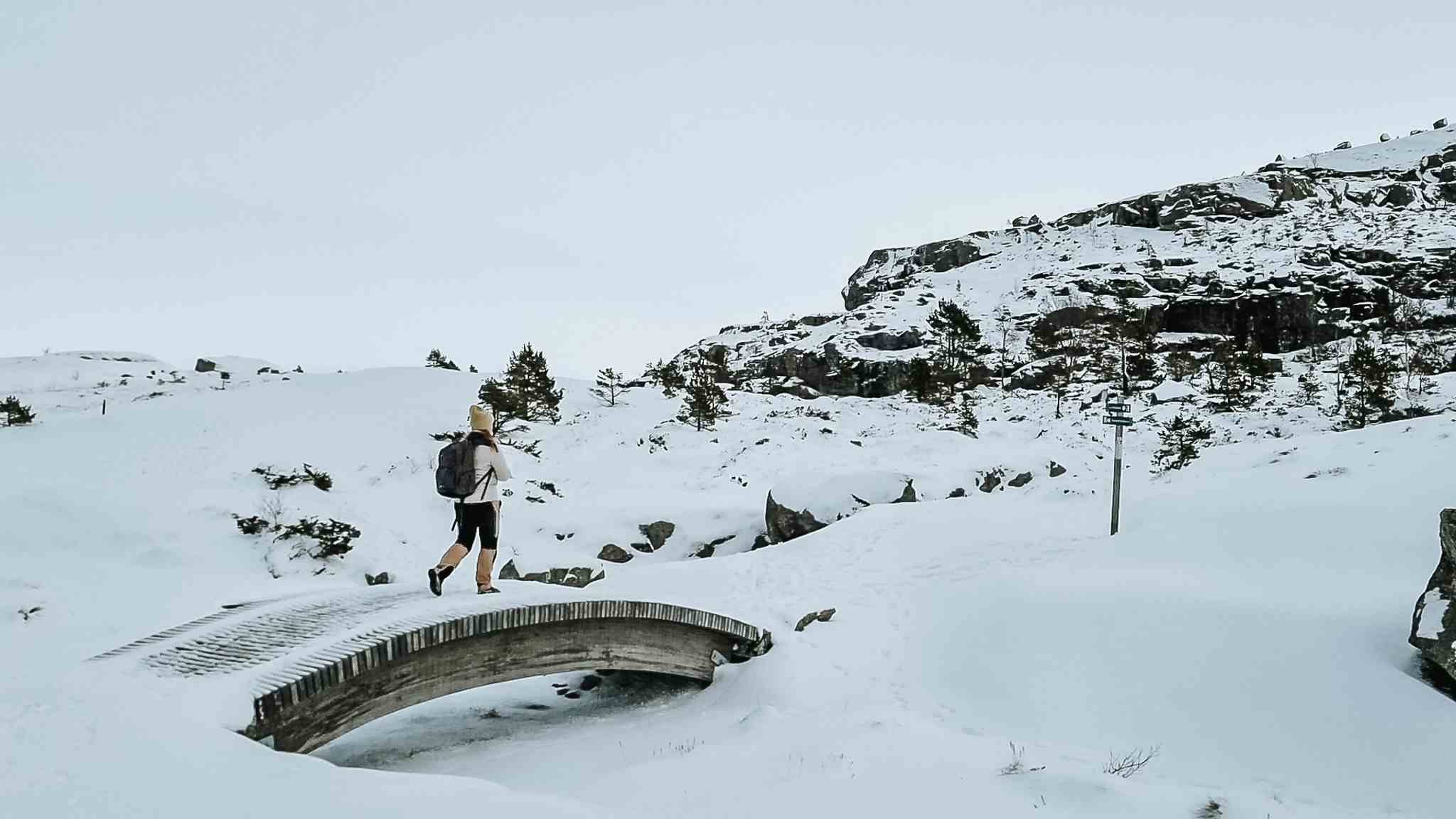 hike in the snow to Preikestolen with guide