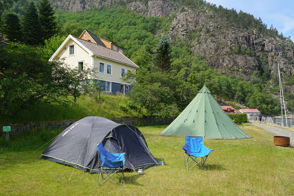 Flere telt helt ved kanten av Lysefjorden.