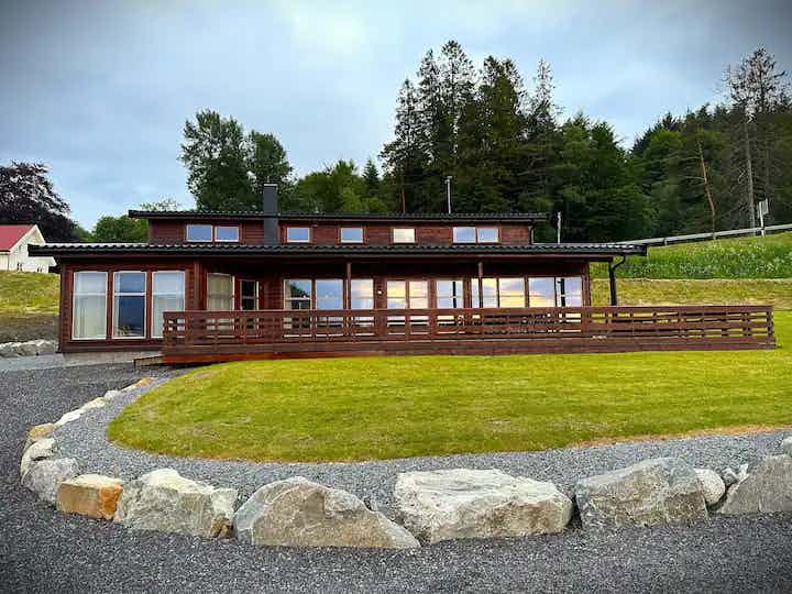 Bilde av fasade av brun hytte.