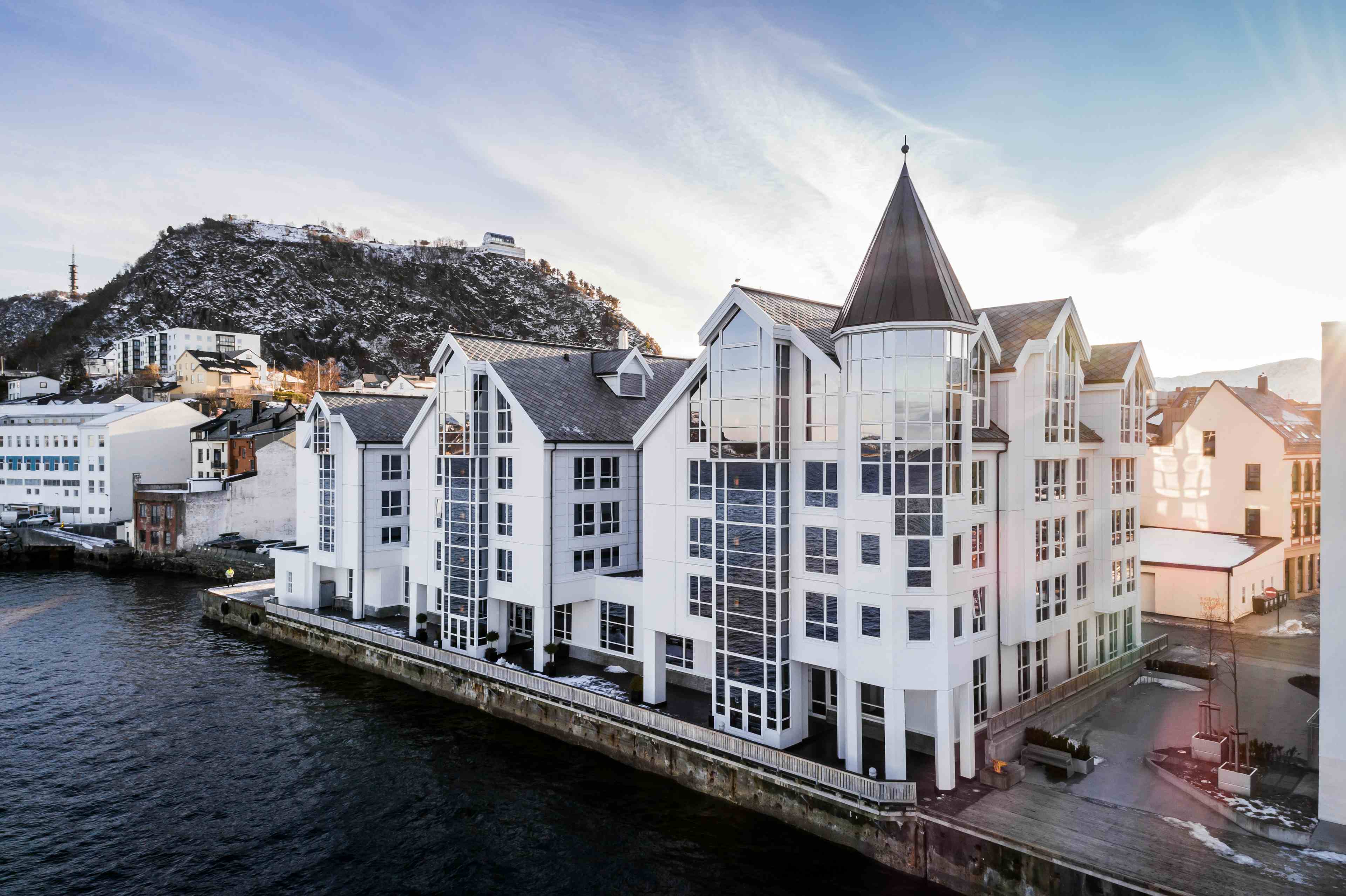 Hotell med spir og mange vindu rett ved sjøen i Ålesund.
