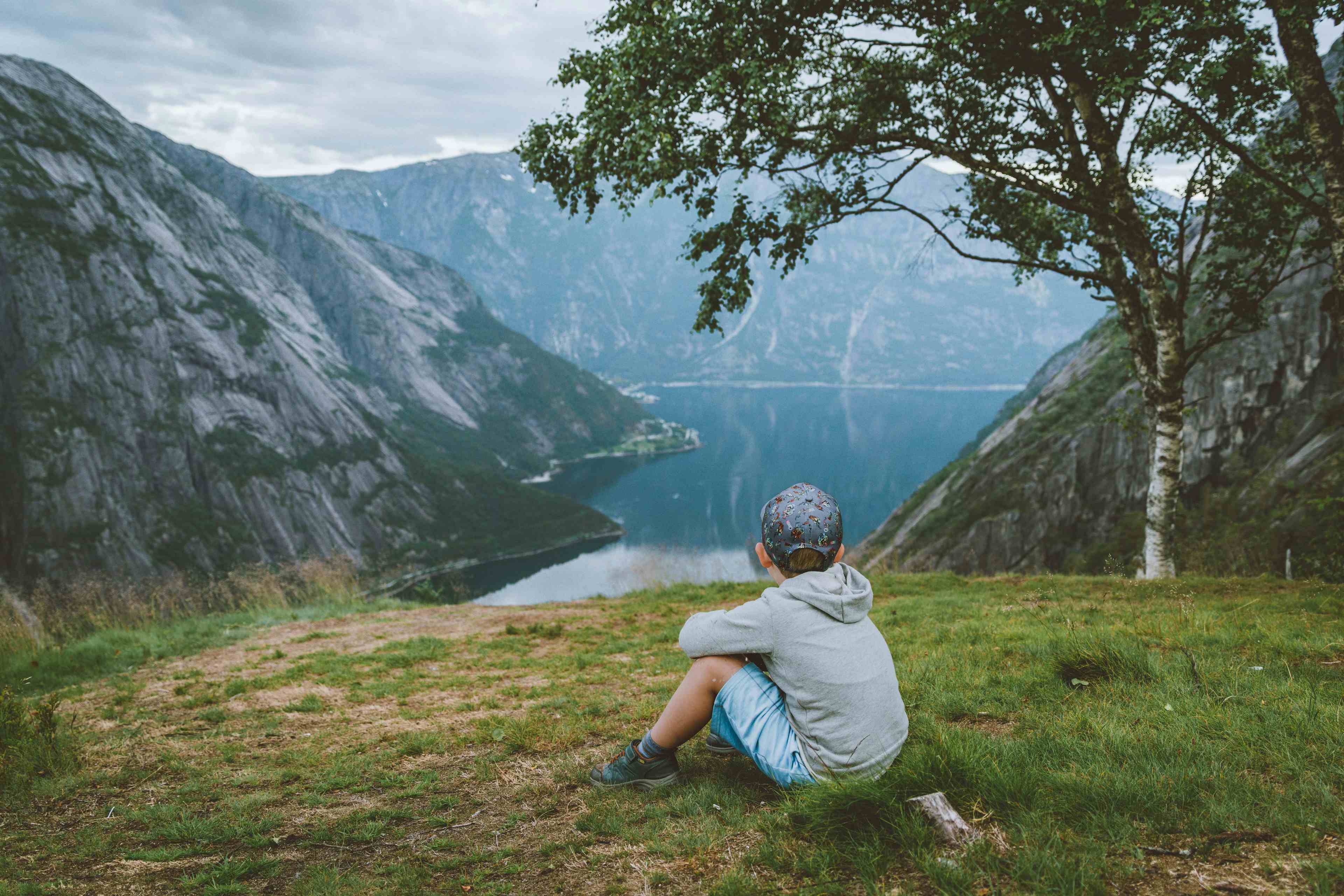 Et bilde fra Kjeåsen som viser en person som står i det fjerne og stirrer på fjorden nedenfor.