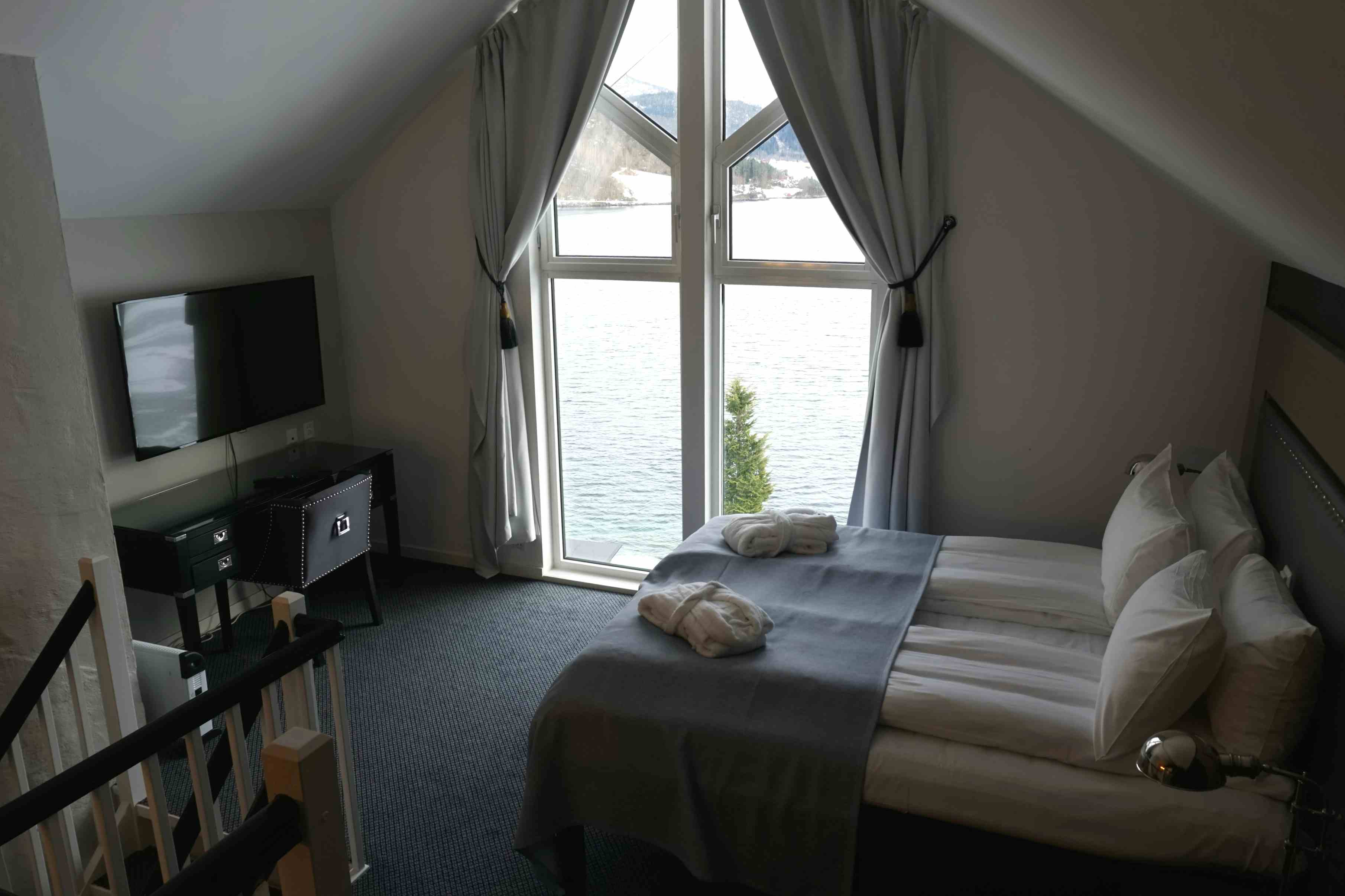 hotellet sett frå fjorden
