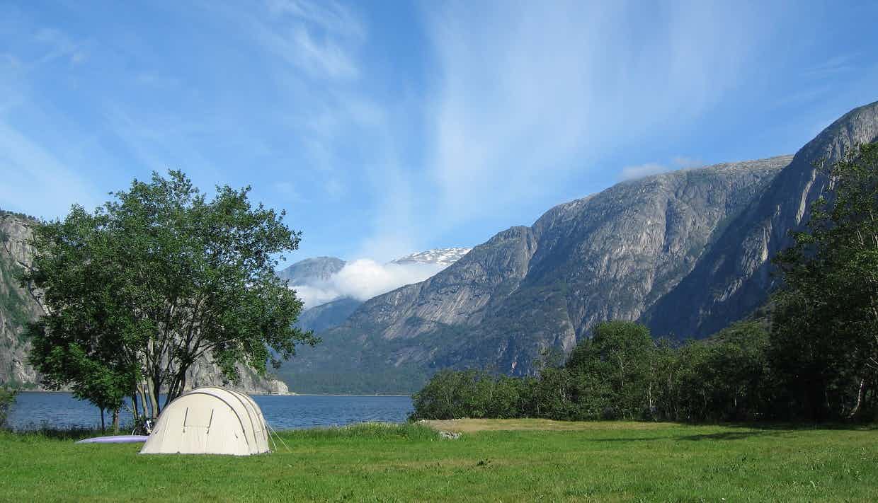 Et dronebilde av campingplassen, med Eidfjordvatnet i bakgrunnen.
