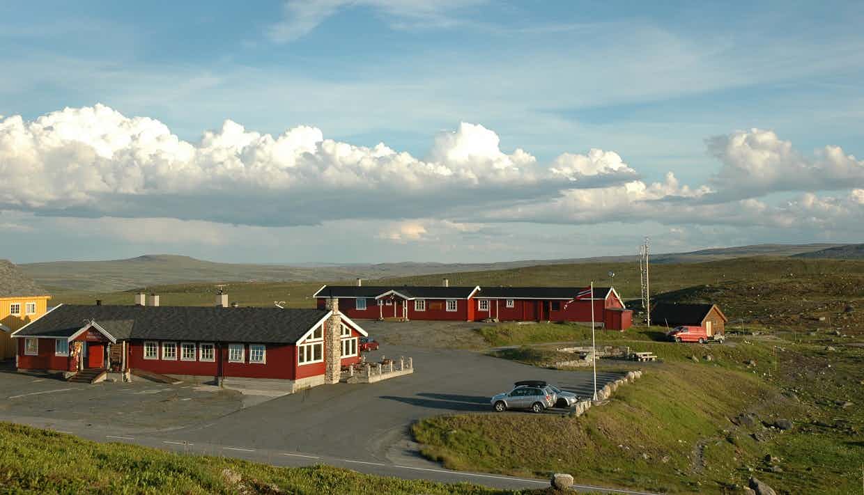 Dyranut Fjellstova med blå himmel i bakgrunnen.