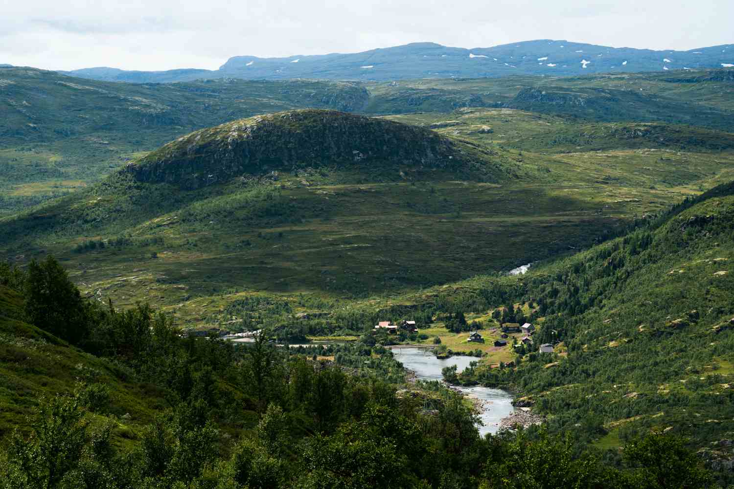 Foto fra Hjølmaberget med utsikt over Hjølmadalen ned mot fjorden.